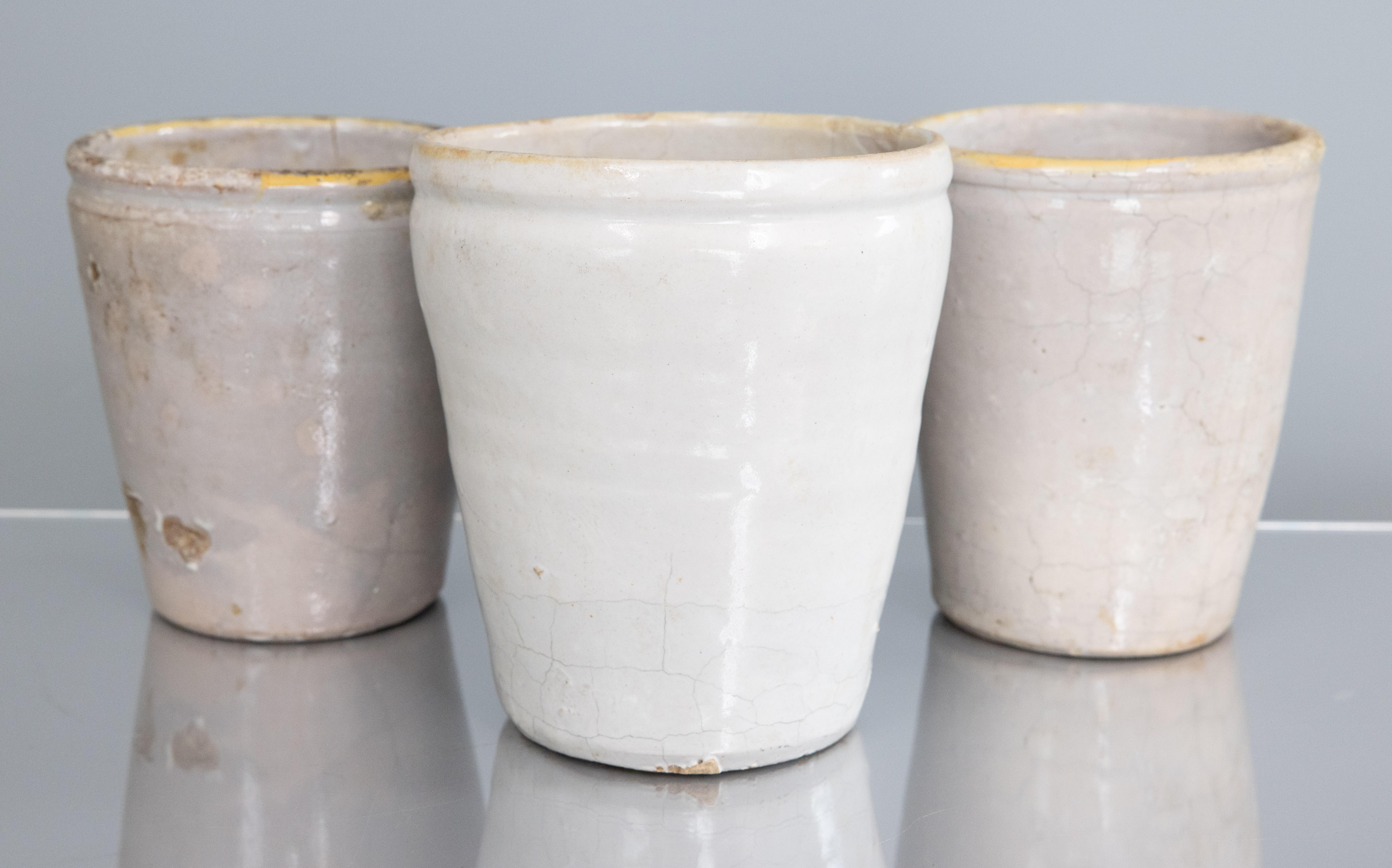 Pequeña olla esmaltada gris del siglo XIX procedente de Nápoles Rústico en venta