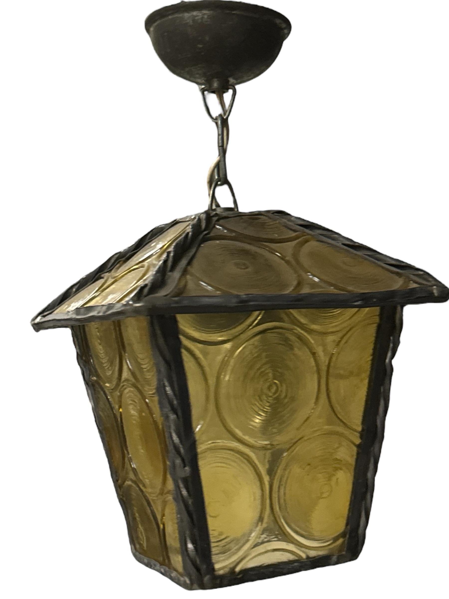 Splendida lampada a sospensione da soffitto in ferro con paralume in vetro goffrato. Progettato e realizzato in Germania a partire dalla prima metà degli anni Trenta. La lampada è perfettamente funzionante e in buone condizioni vintage. È dotata di