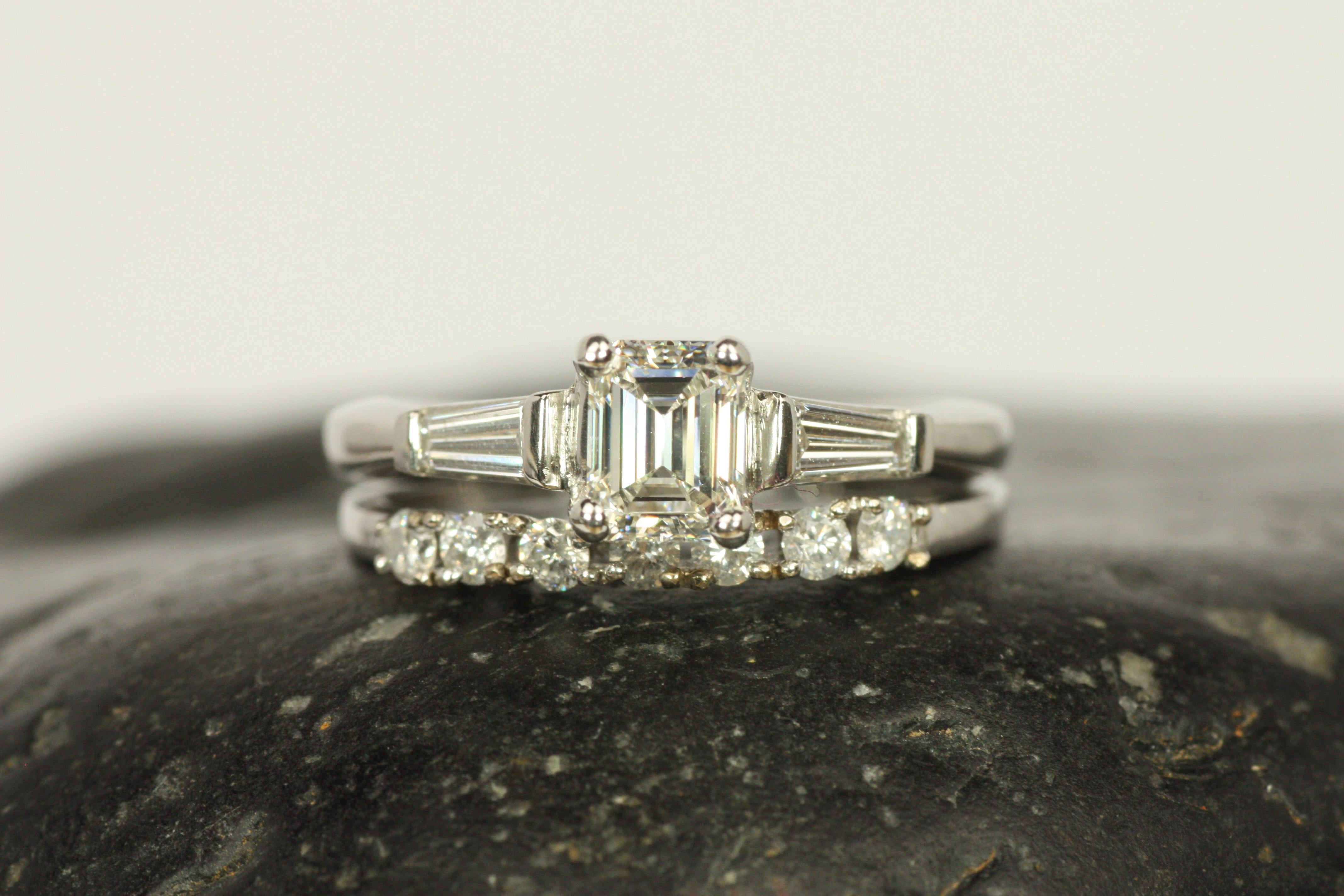 Alianza de boda Petite de 2 mm y 7 diamantes en oro blanco de 14 quilates Corte redondo en venta