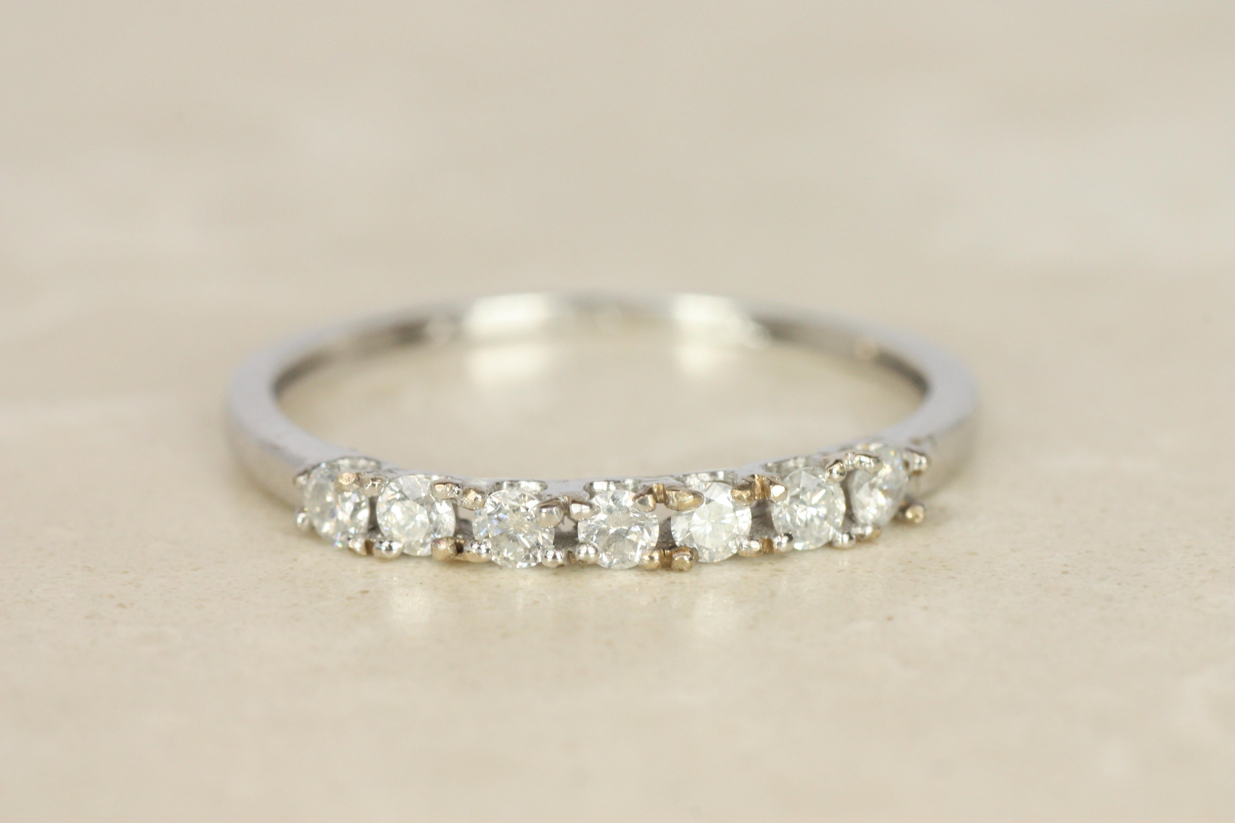 Alianza de boda Petite de 2 mm y 7 diamantes en oro blanco de 14 quilates en Bueno estado para la venta en Santa Monica, CA