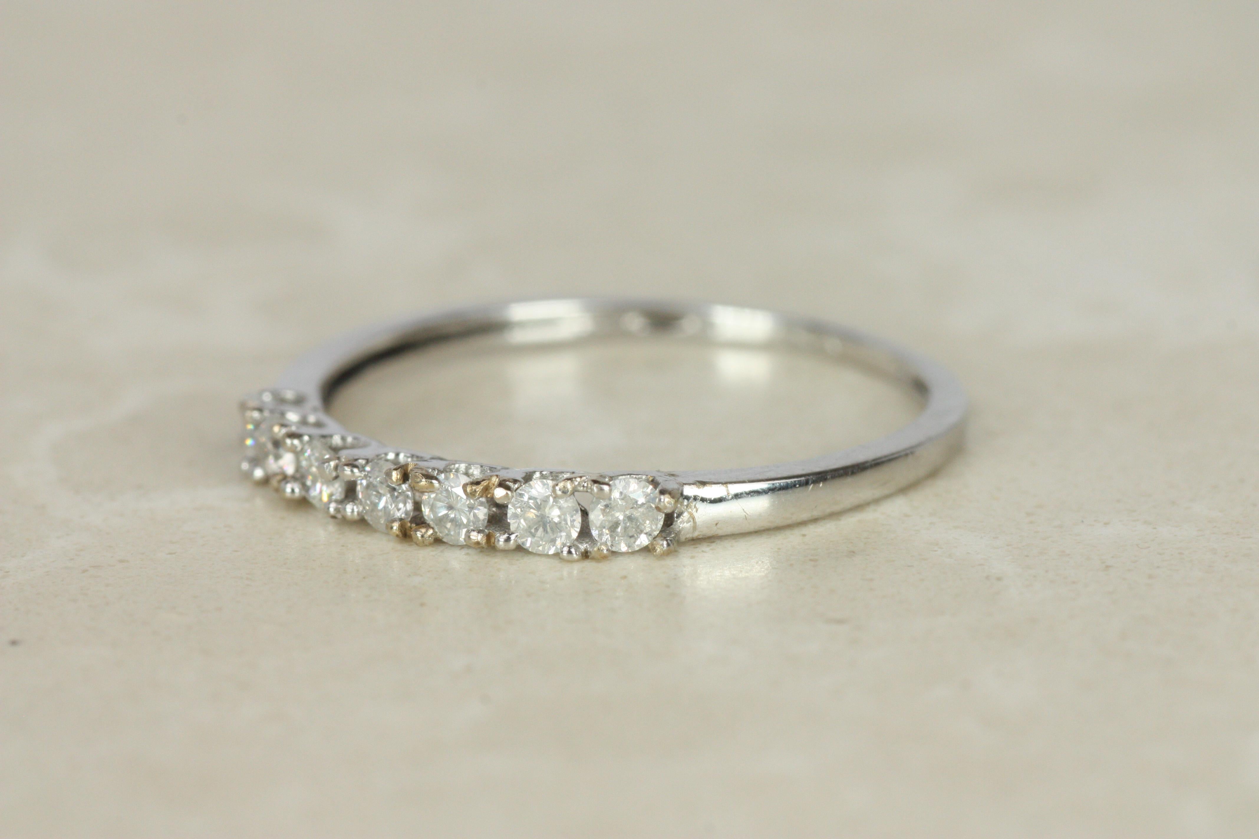 De las mujeres Alianza de boda Petite de 2 mm y 7 diamantes en oro blanco de 14 quilates en venta