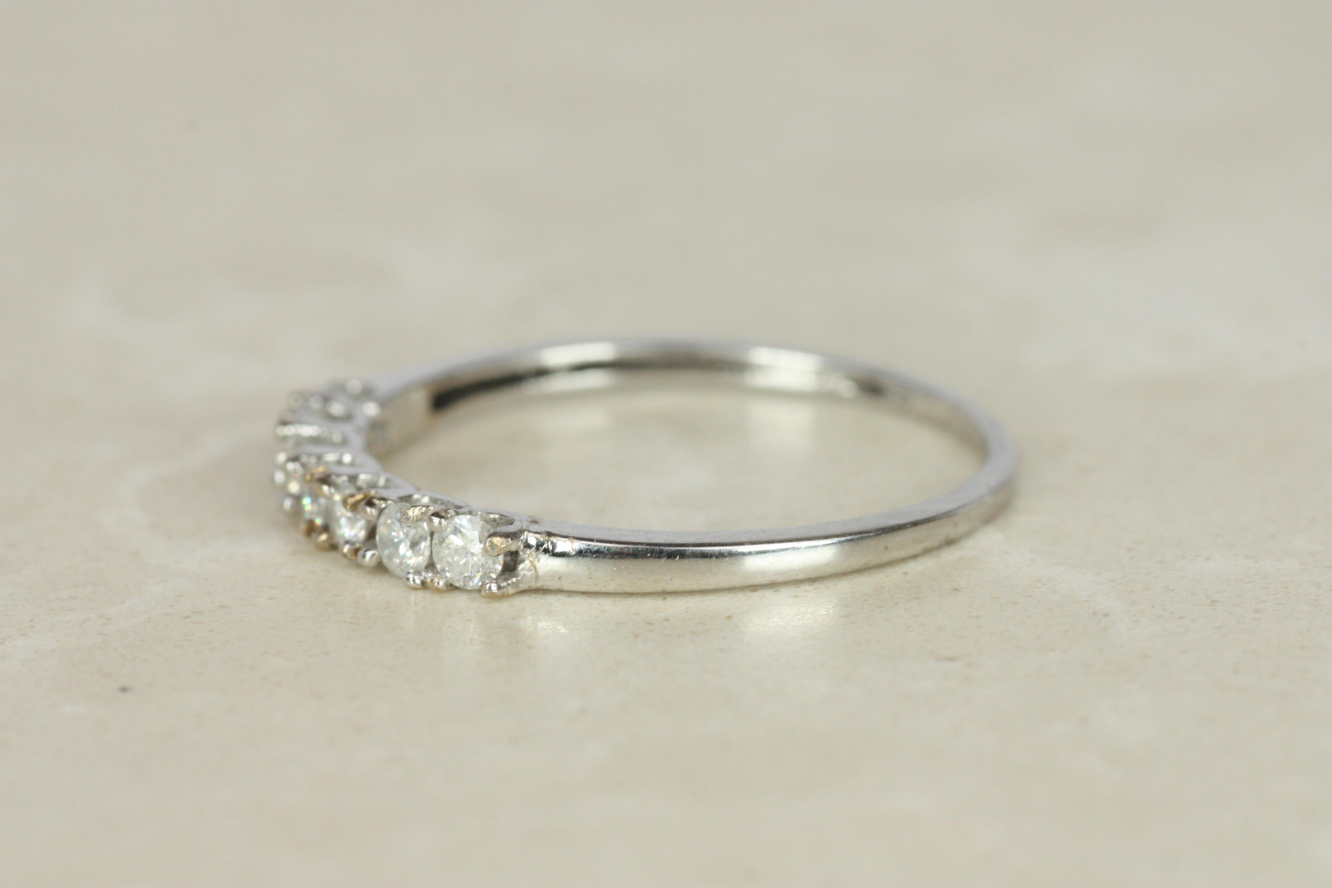 Alianza de boda Petite de 2 mm y 7 diamantes en oro blanco de 14 quilates en venta 1