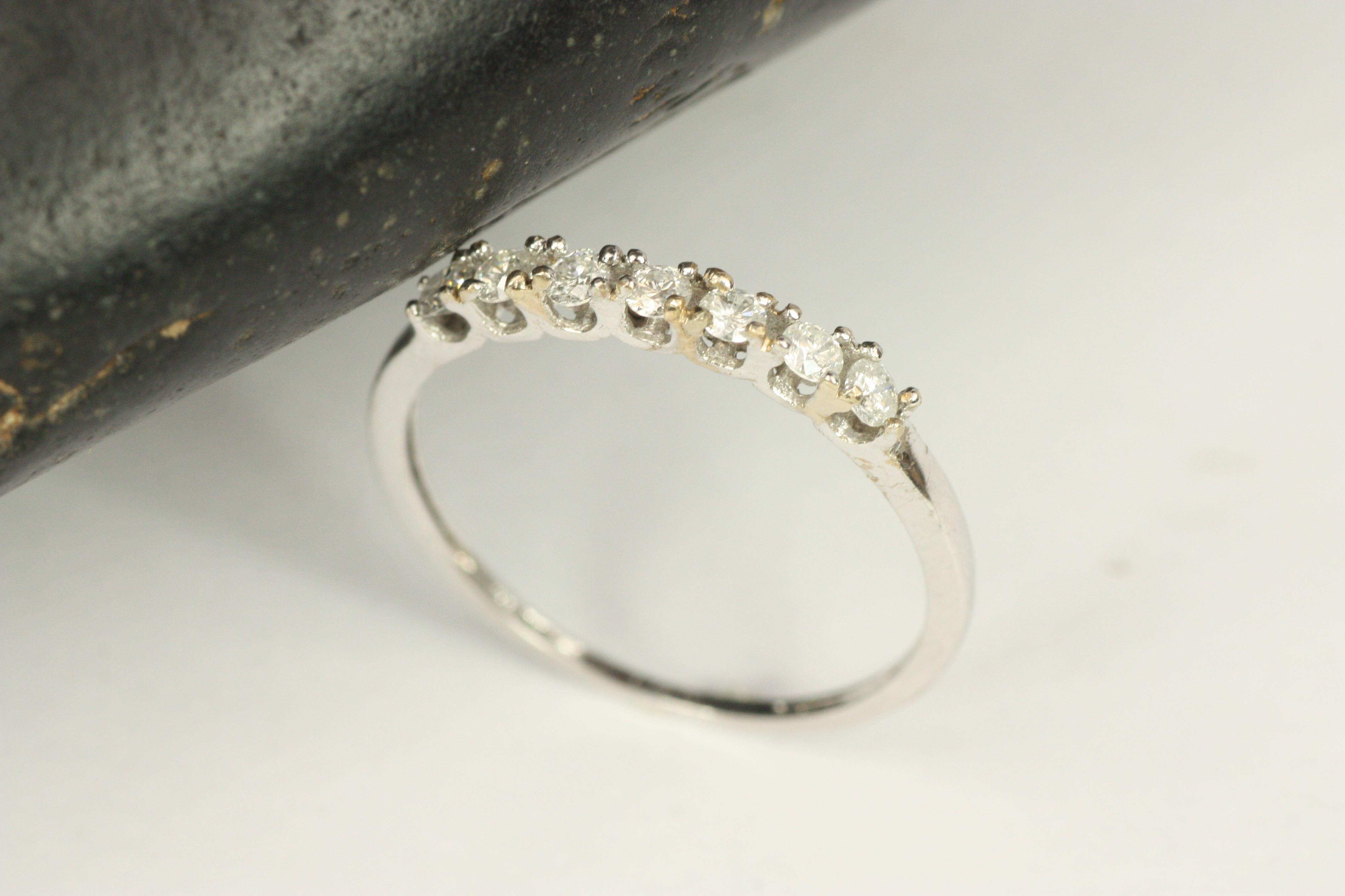 Alianza de boda Petite de 2 mm y 7 diamantes en oro blanco de 14 quilates en venta 2