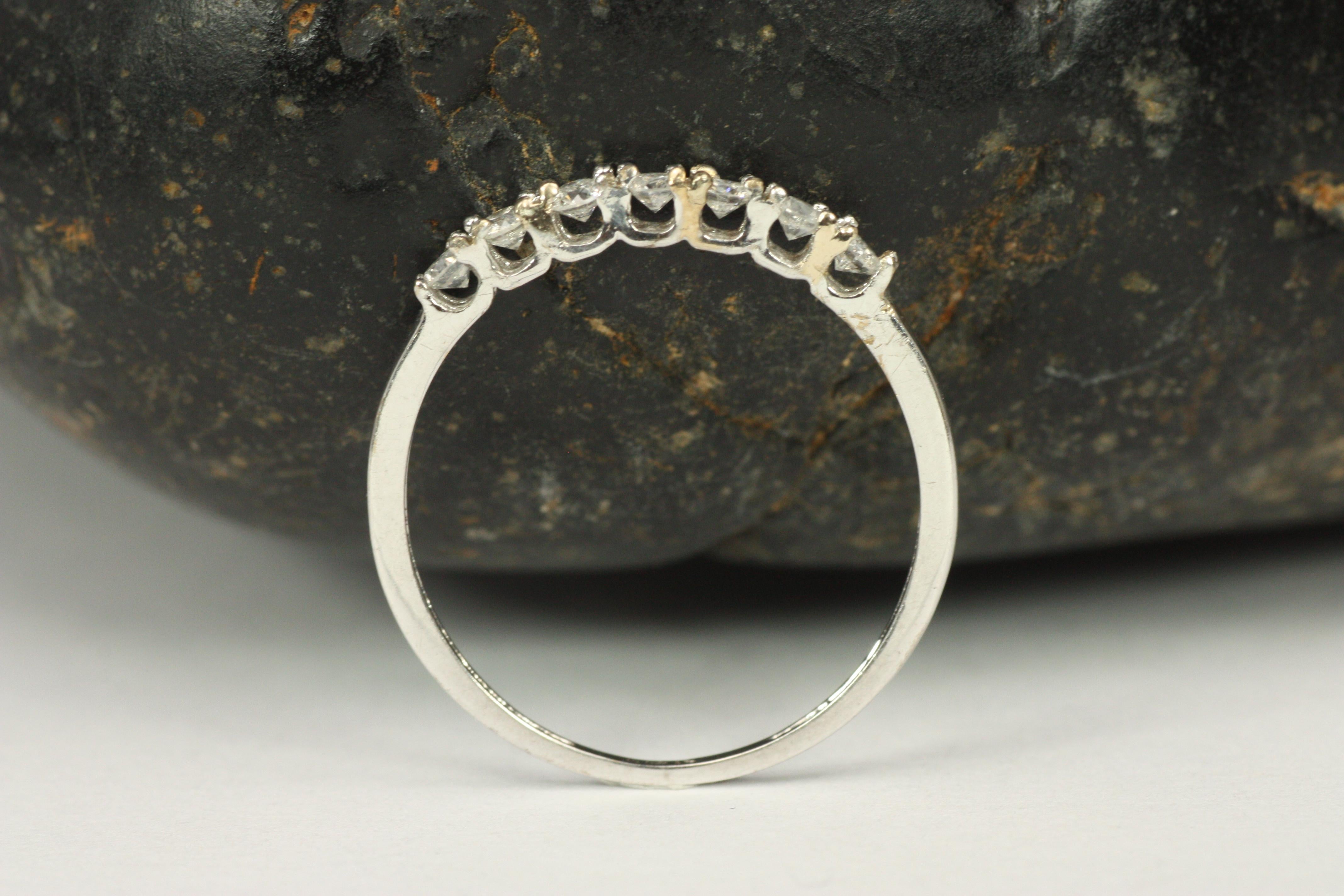 Alianza de boda Petite de 2 mm y 7 diamantes en oro blanco de 14 quilates en venta 3