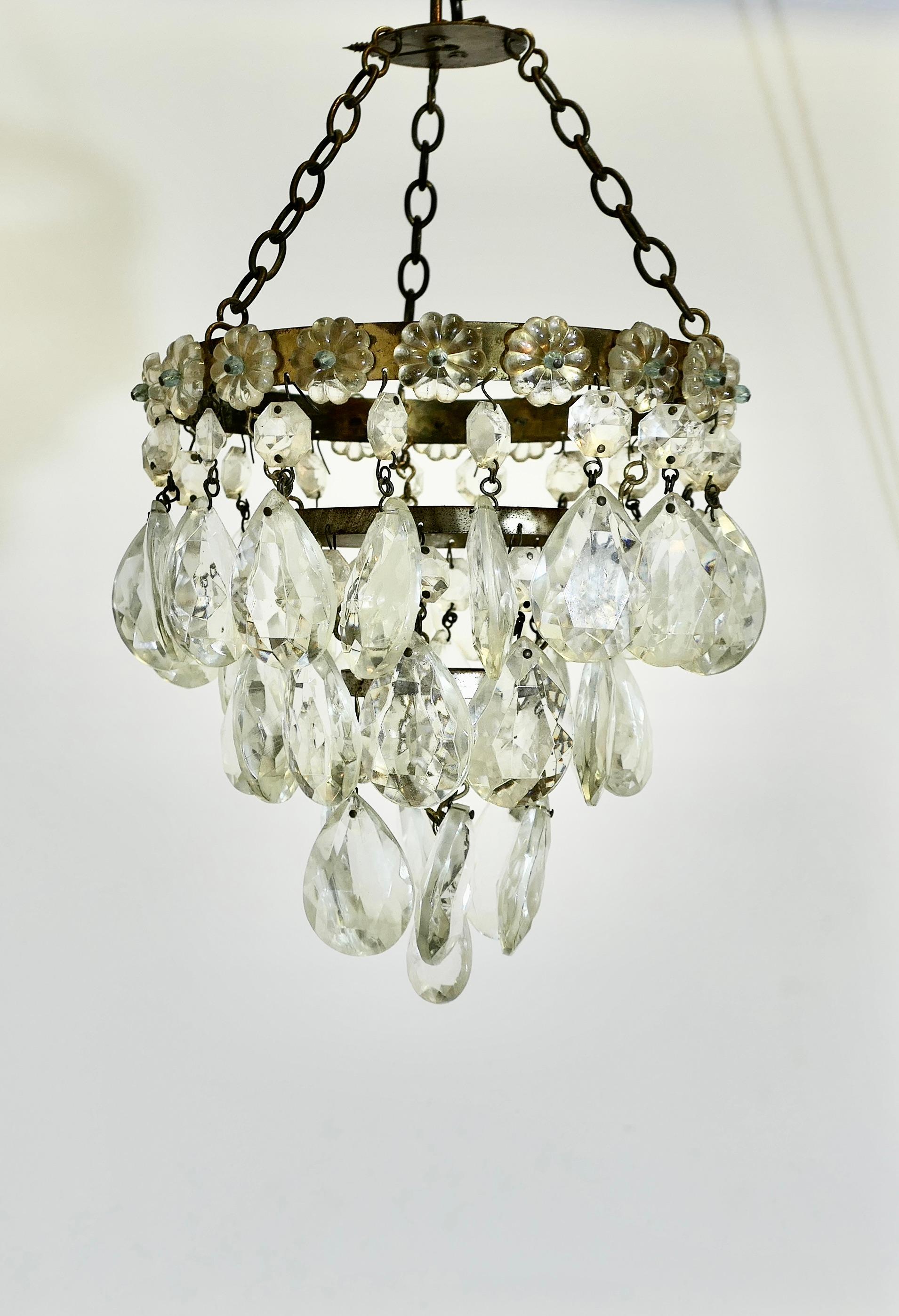 Paralume a cascata Petite a 3 livelli, lampadario
 

Un affascinante lampadario a sospensione a cascata, anche se delicato, con 3 strati di pendenti in cristallo sfaccettato che pendono da una struttura in ottone. 

Questo delizioso lampadario è in