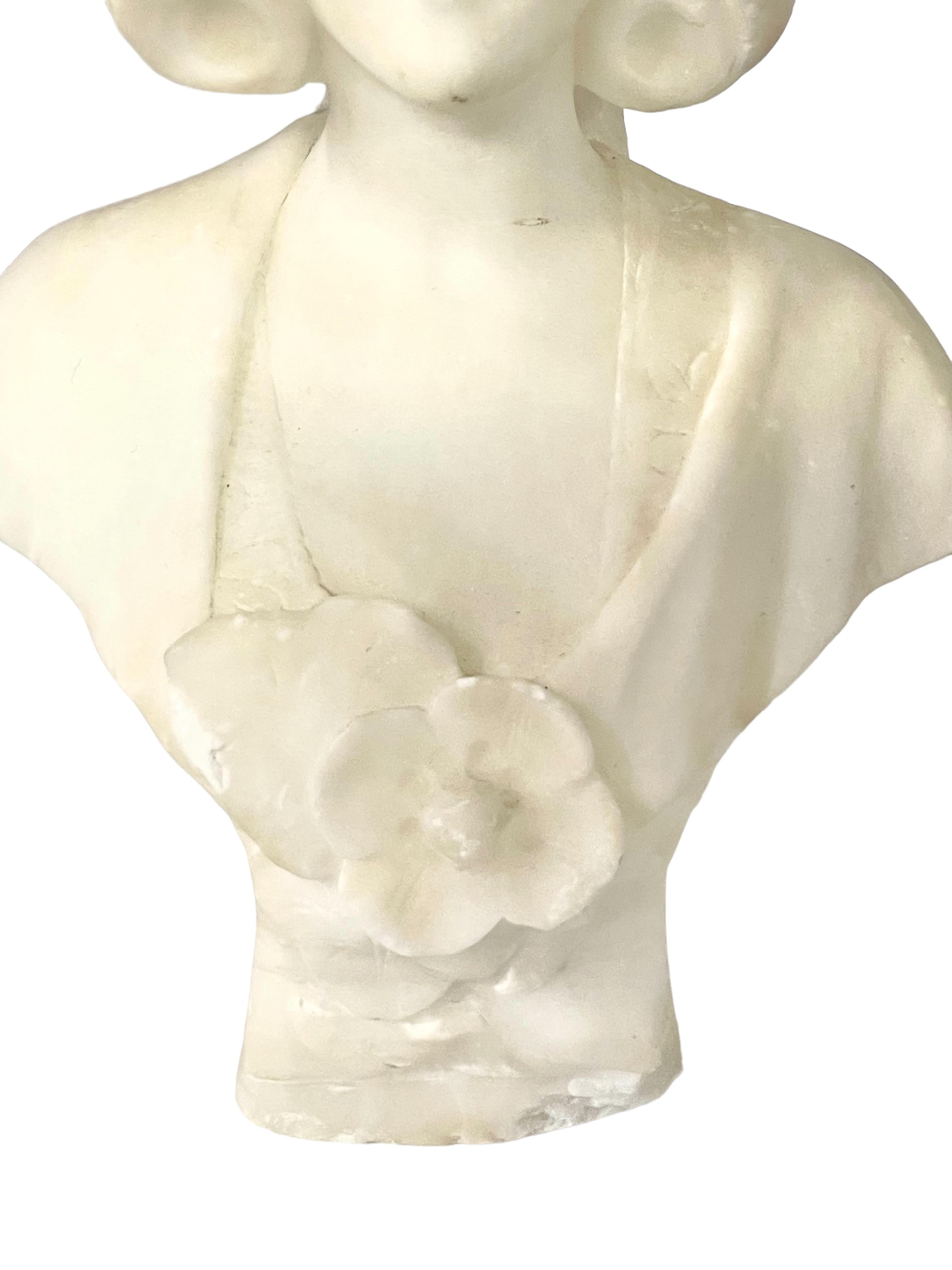 Busto Petite Alabuster di una giovane donna in vendita 5