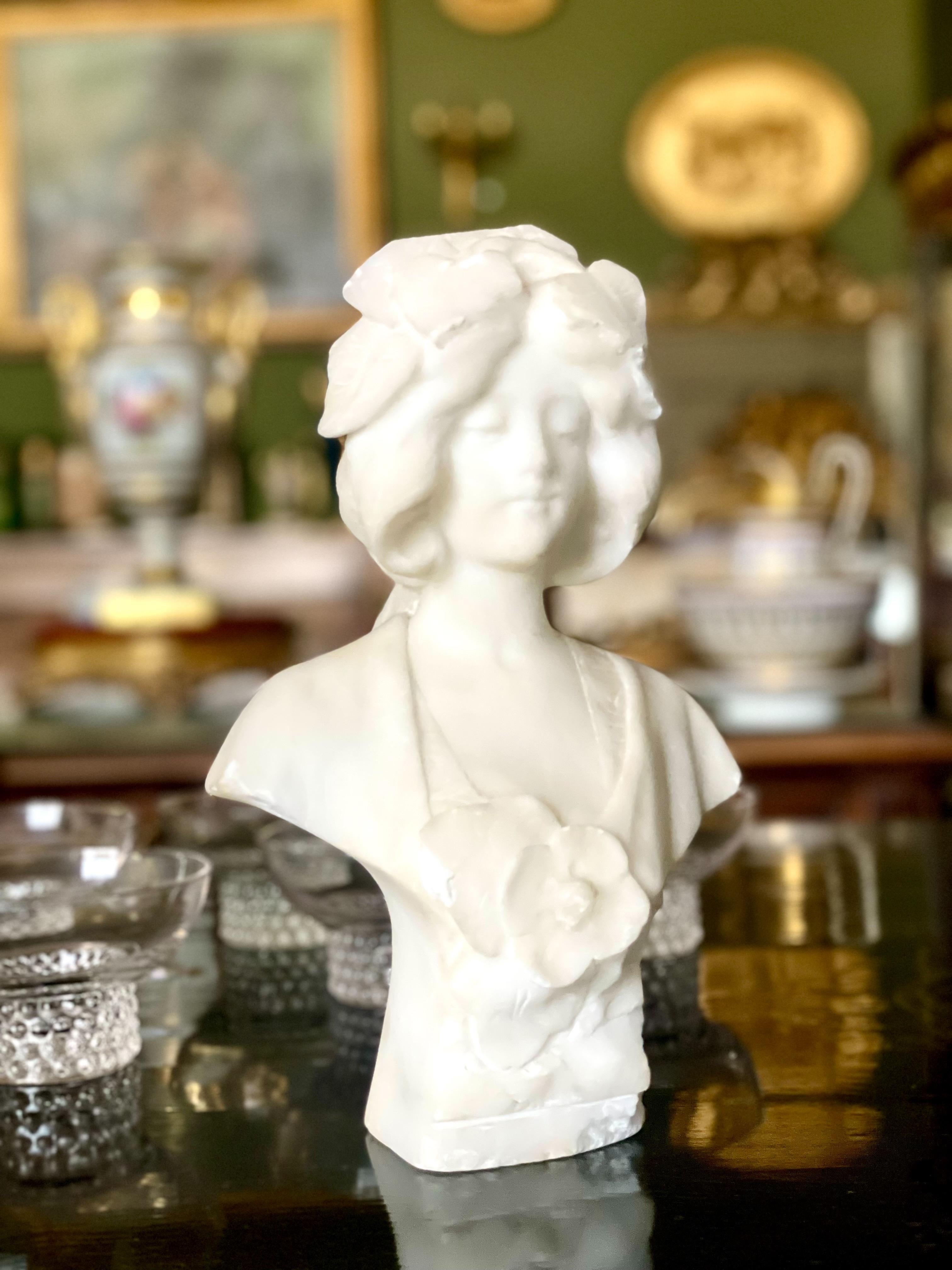 Busto Petite Alabuster di una giovane donna in vendita 7