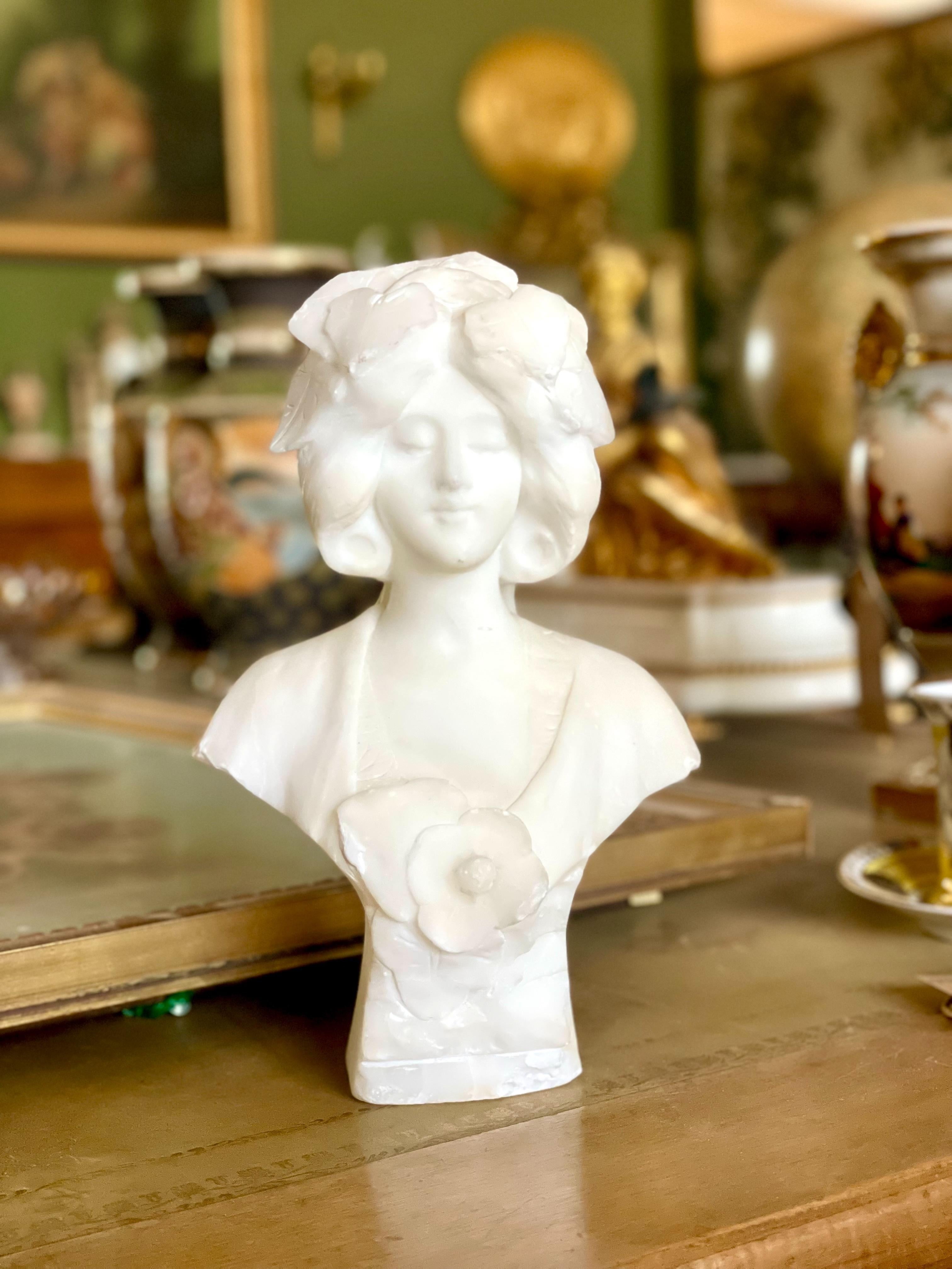 Busto Petite Alabuster di una giovane donna in vendita 8