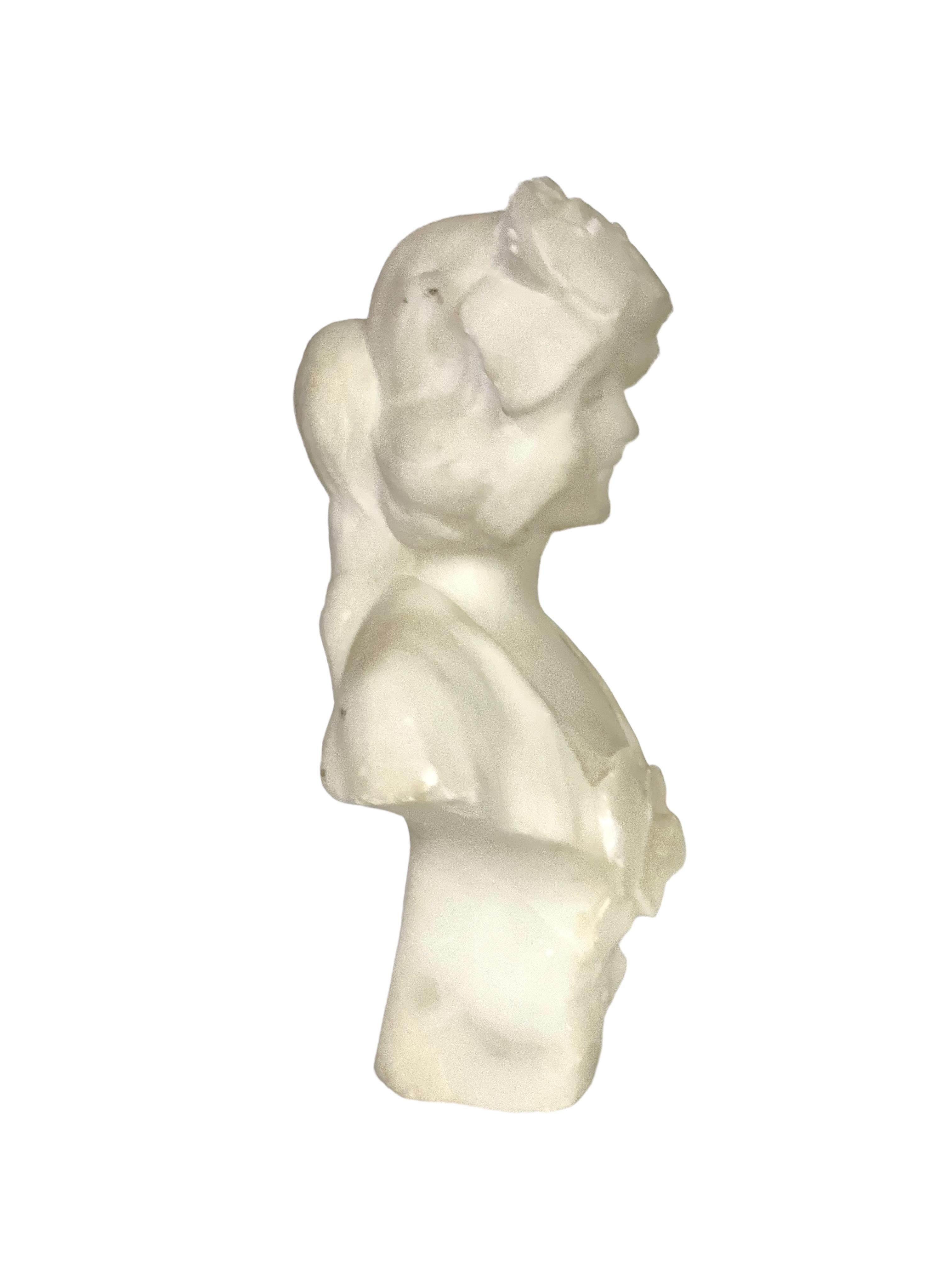 Busto Petite Alabuster di una giovane donna in vendita 1