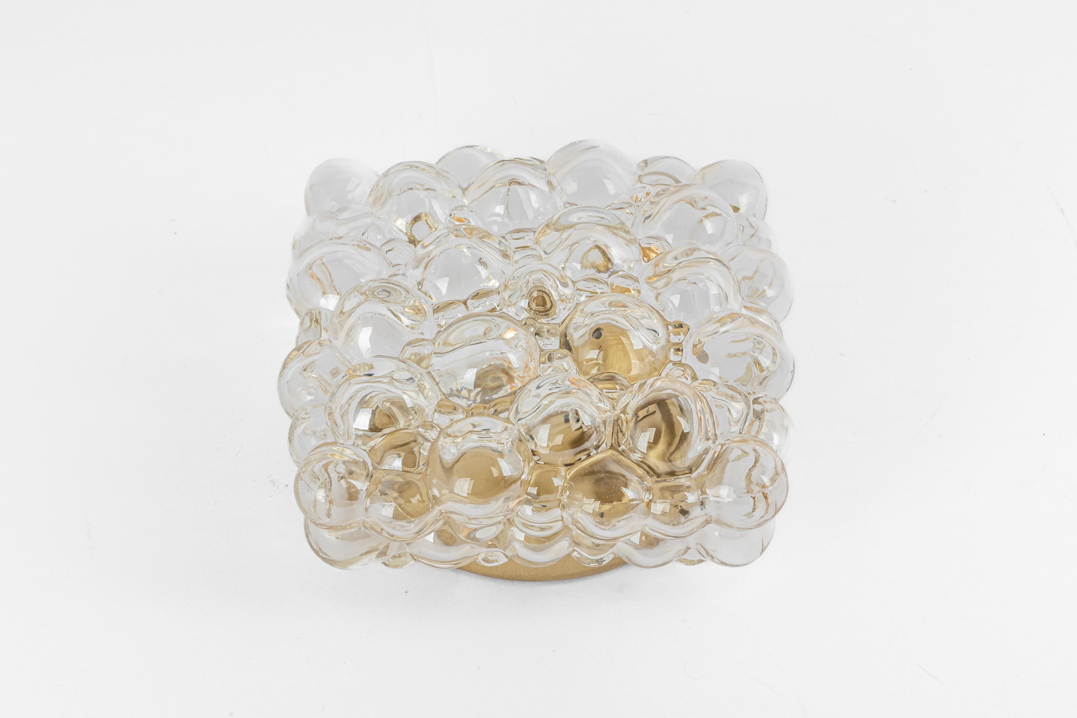 1 von 3 Petite Amber Bubble Glass Sconce im Stil von Helena Tynell, Deutschland.
Hochwertig und in sehr gutem Zustand. Gereinigt, gut verkabelt und einsatzbereit. 

Jeder Wandleuchter benötigt 1 x E14 Glühbirnen mit je 60W max. 
Glühbirnen sind