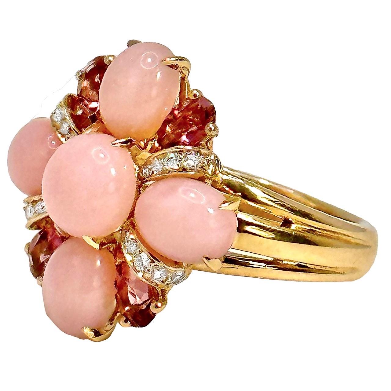 Kleiner und eleganter Chanel Ring aus 18 Karat Gelbgold, rosa Opal, Rubelit und Diamant (Moderne)
