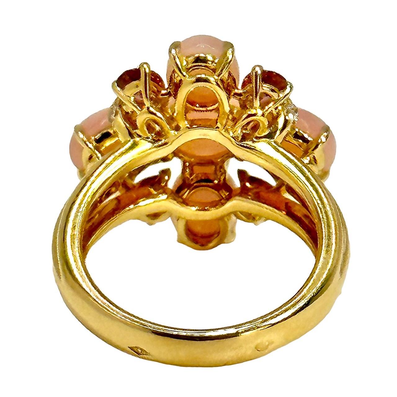 Kleiner und eleganter Chanel Ring aus 18 Karat Gelbgold, rosa Opal, Rubelit und Diamant (Brillantschliff)
