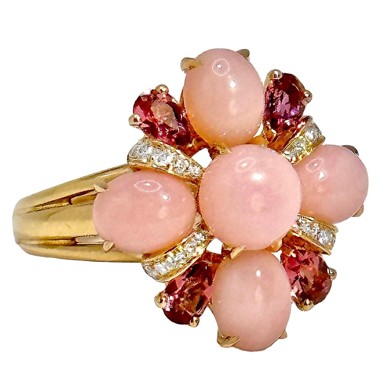 Kleiner und eleganter Chanel Ring aus 18 Karat Gelbgold, rosa Opal, Rubelit und Diamant im Zustand „Gut“ in Palm Beach, FL