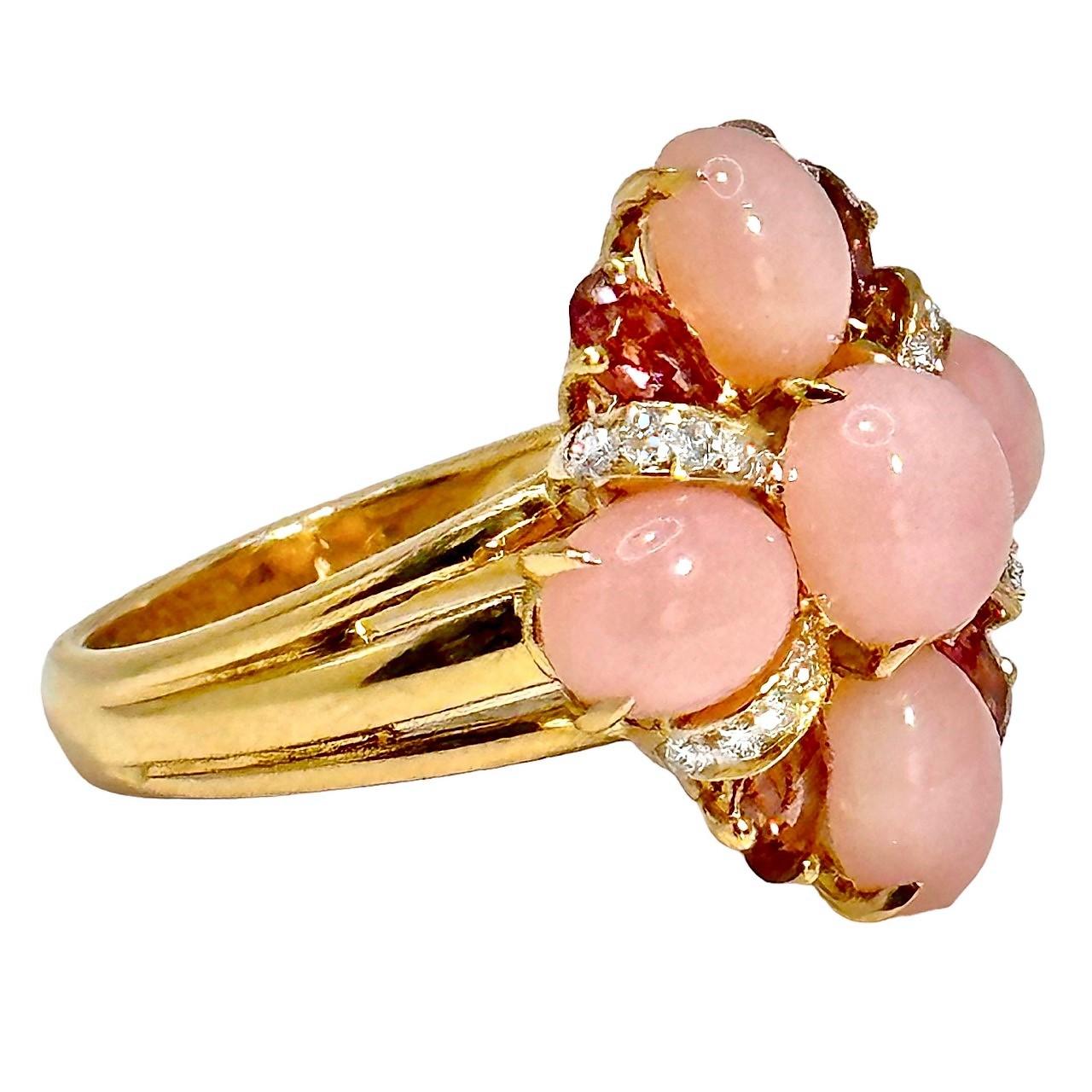 Kleiner und eleganter Chanel Ring aus 18 Karat Gelbgold, rosa Opal, Rubelit und Diamant Damen