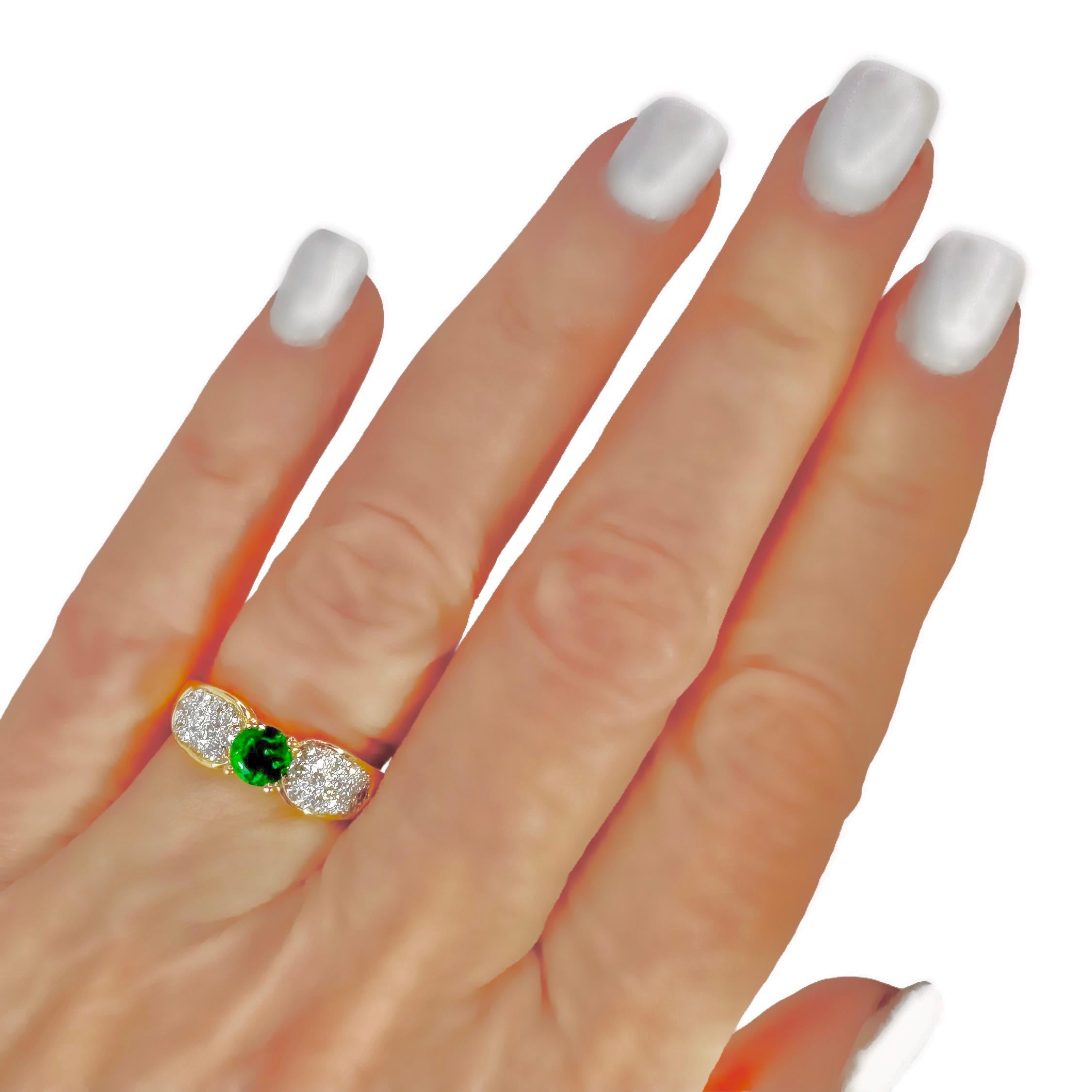 Petite and Elegant Emerald and Diamond Ring in 18k Yellow Gold For Sale 4