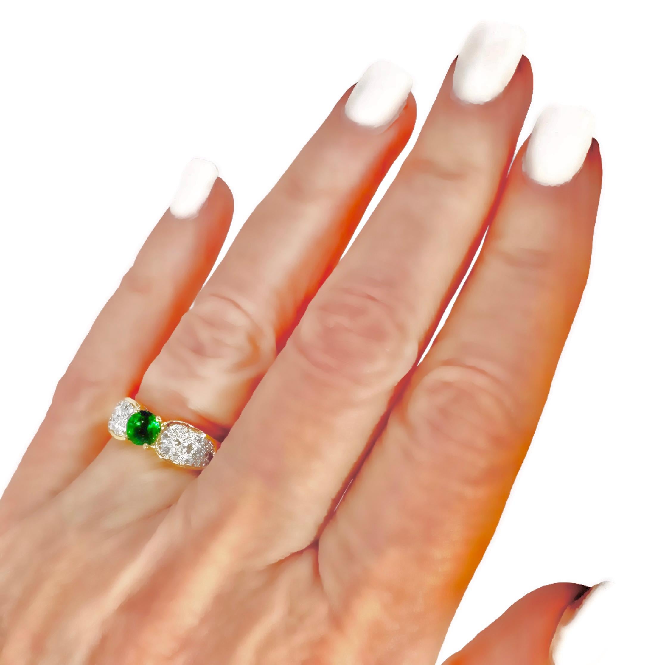 Petite and Elegant Emerald and Diamond Ring in 18k Yellow Gold For Sale 5