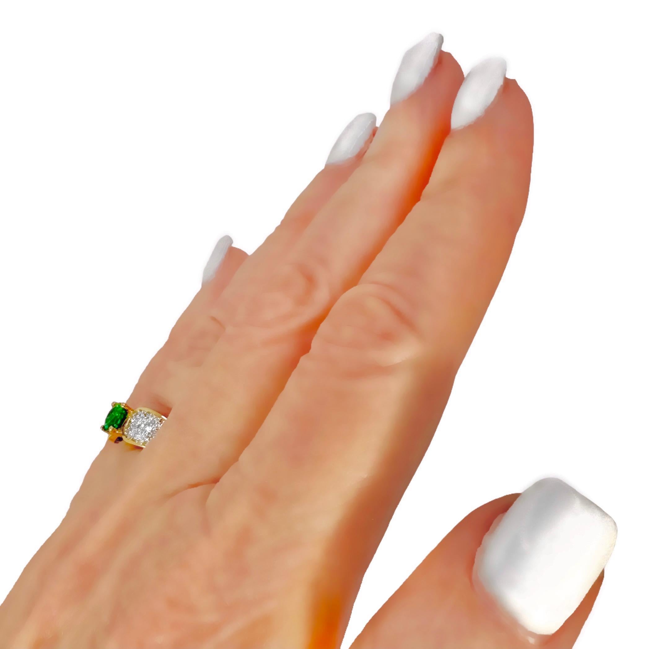 Petite and Elegant Emerald and Diamond Ring in 18k Yellow Gold For Sale 6
