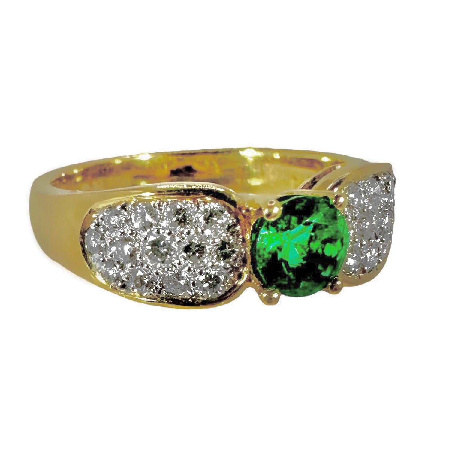 Modern Petite and Elegant Emerald and Diamond Ring in 18k Yellow Gold For Sale
