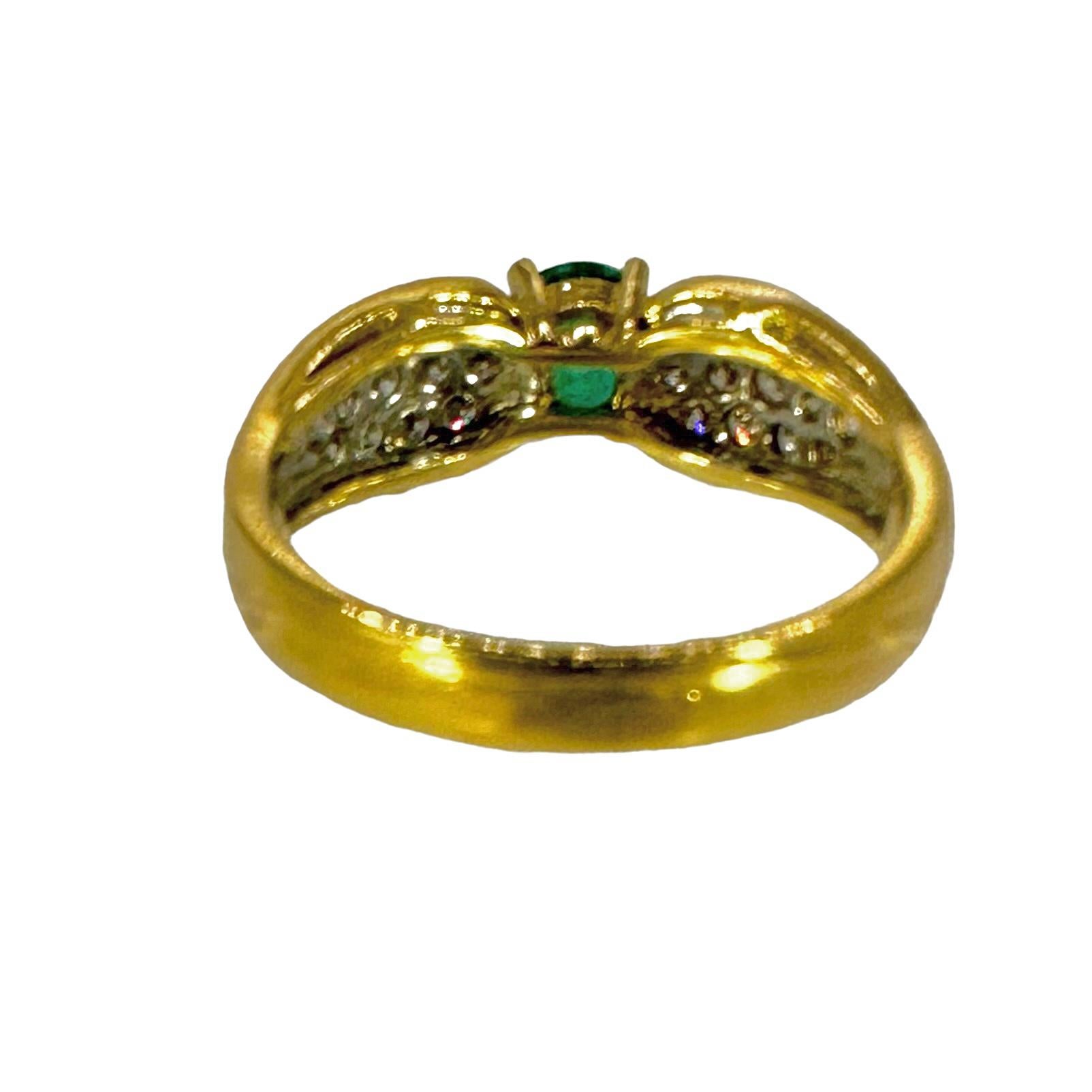 Petite and Elegant Emerald and Diamond Ring in 18k Yellow Gold In Good Condition For Sale In Palm Beach, FL