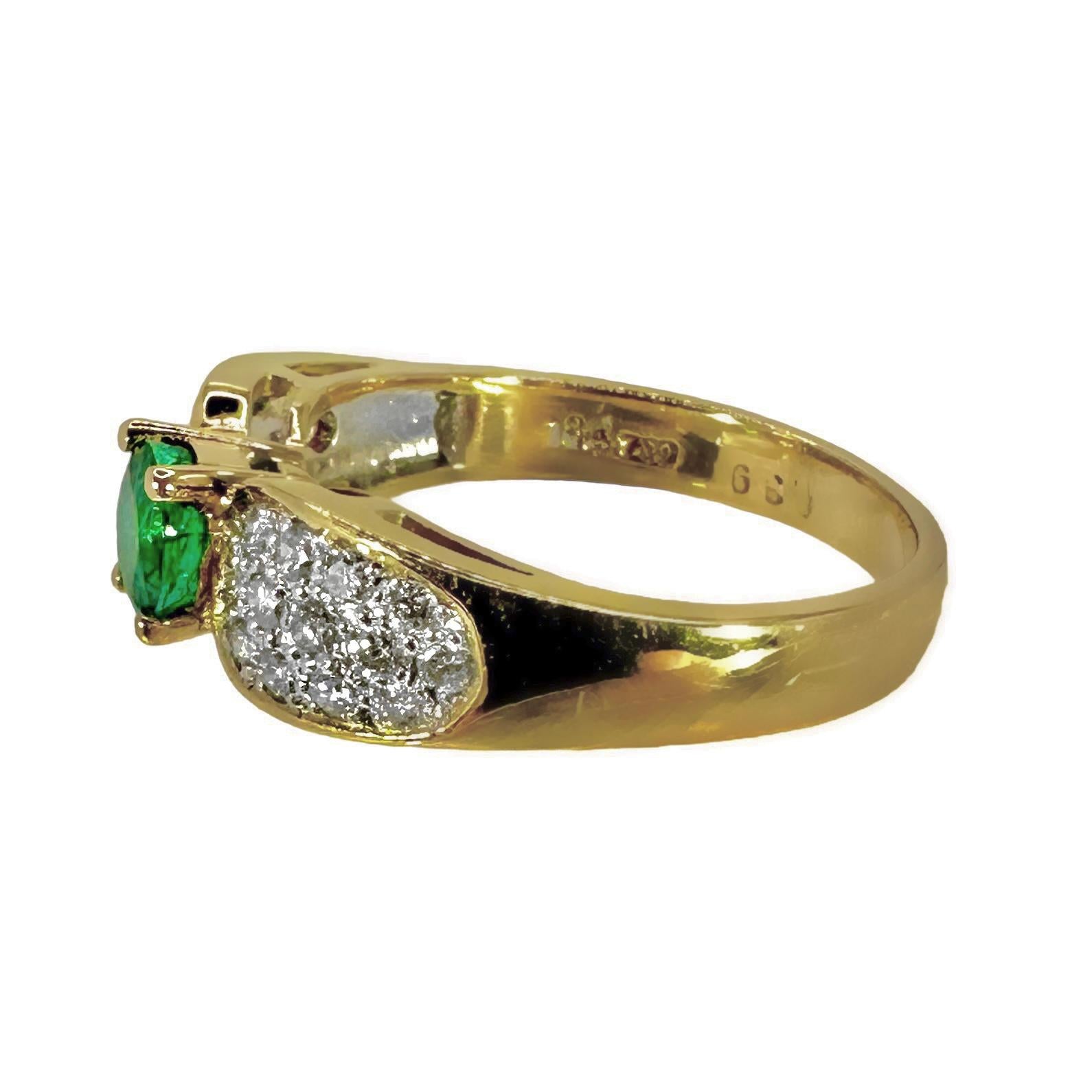 Taglio brillante Anello piccolo ed elegante con smeraldo e diamante in oro giallo 18k in vendita