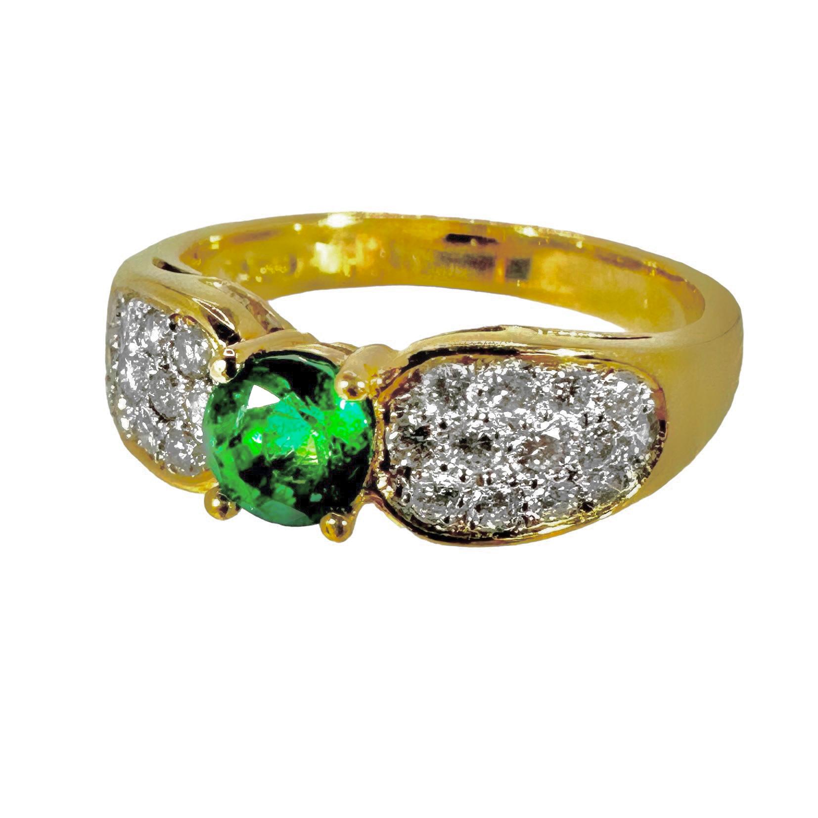 Petite and Elegant Emerald and Diamond Ring in 18k Yellow Gold For Sale 1