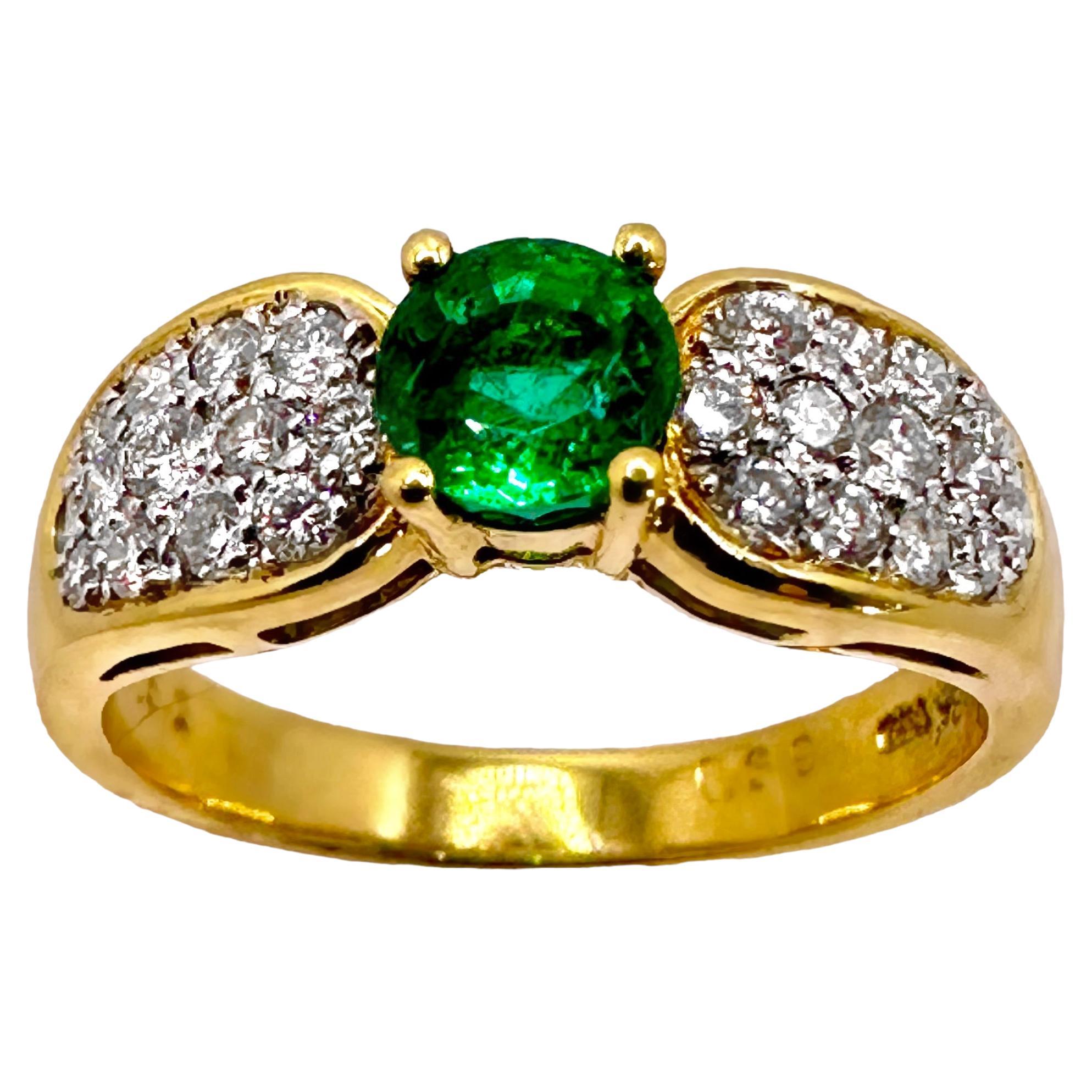 Petite and Elegant Emerald and Diamond Ring in 18k Yellow Gold For Sale
