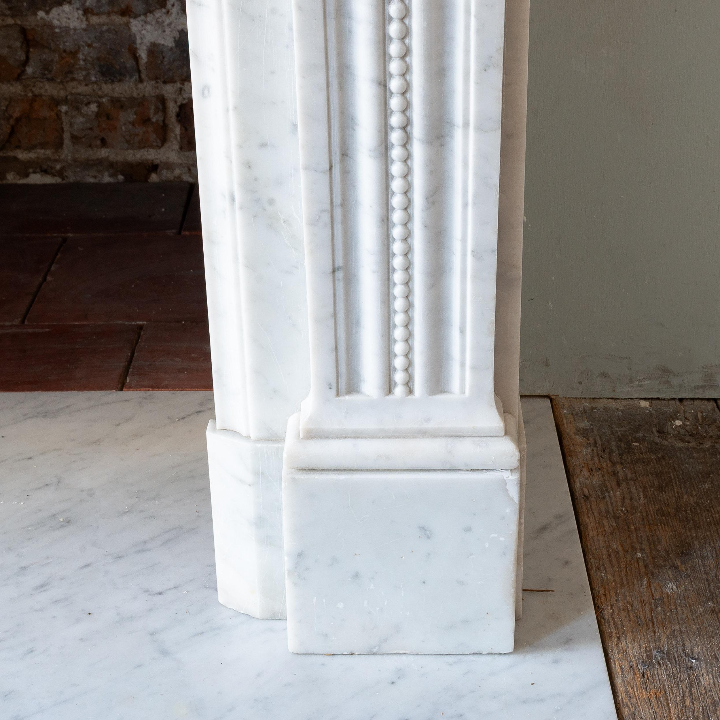 Piccolo e raffinato caminetto francese in stile Luigi XVI in marmo di Carrara in vendita 10