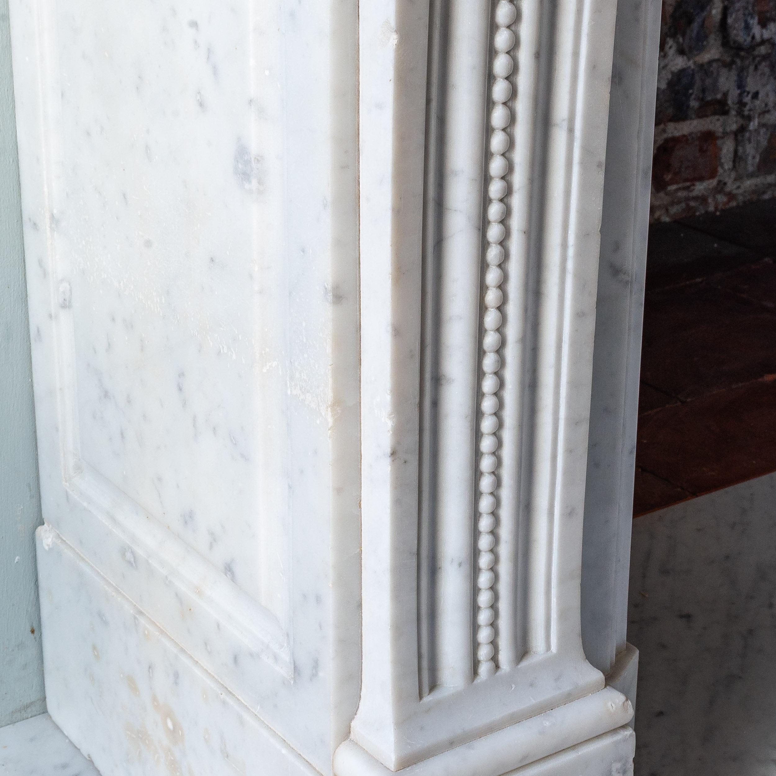 Piccolo e raffinato caminetto francese in stile Luigi XVI in marmo di Carrara in vendita 11