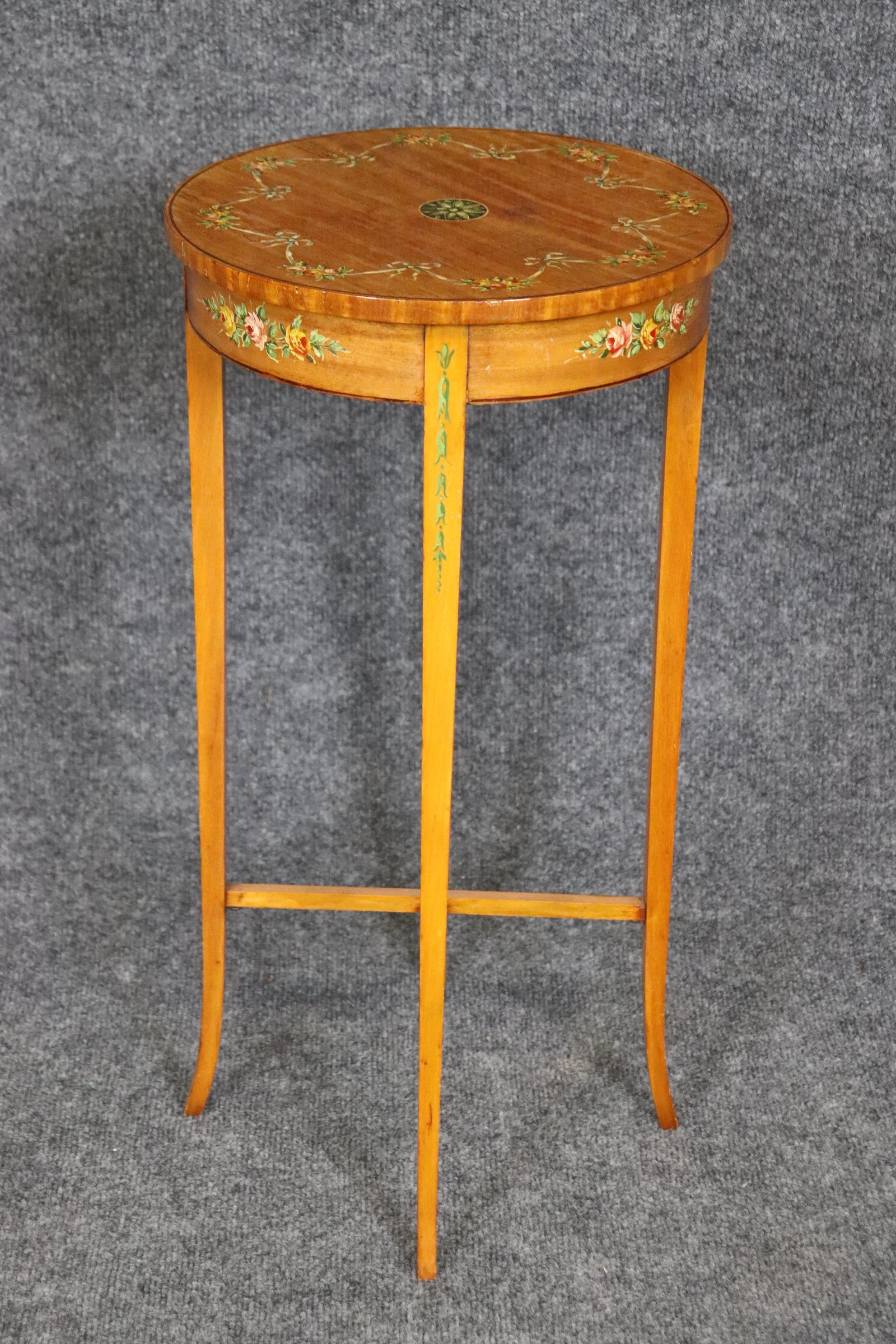 Dimensions : Hauteur : 24 1/4 in Diamètre : 12 in 

Cette table d'appoint anglaise du 19e siècle décorée à la peinture Adams par Gillow & Co est de la plus haute qualité ! Si vous regardez les photos fournies, vous pouvez voir le détail de la belle