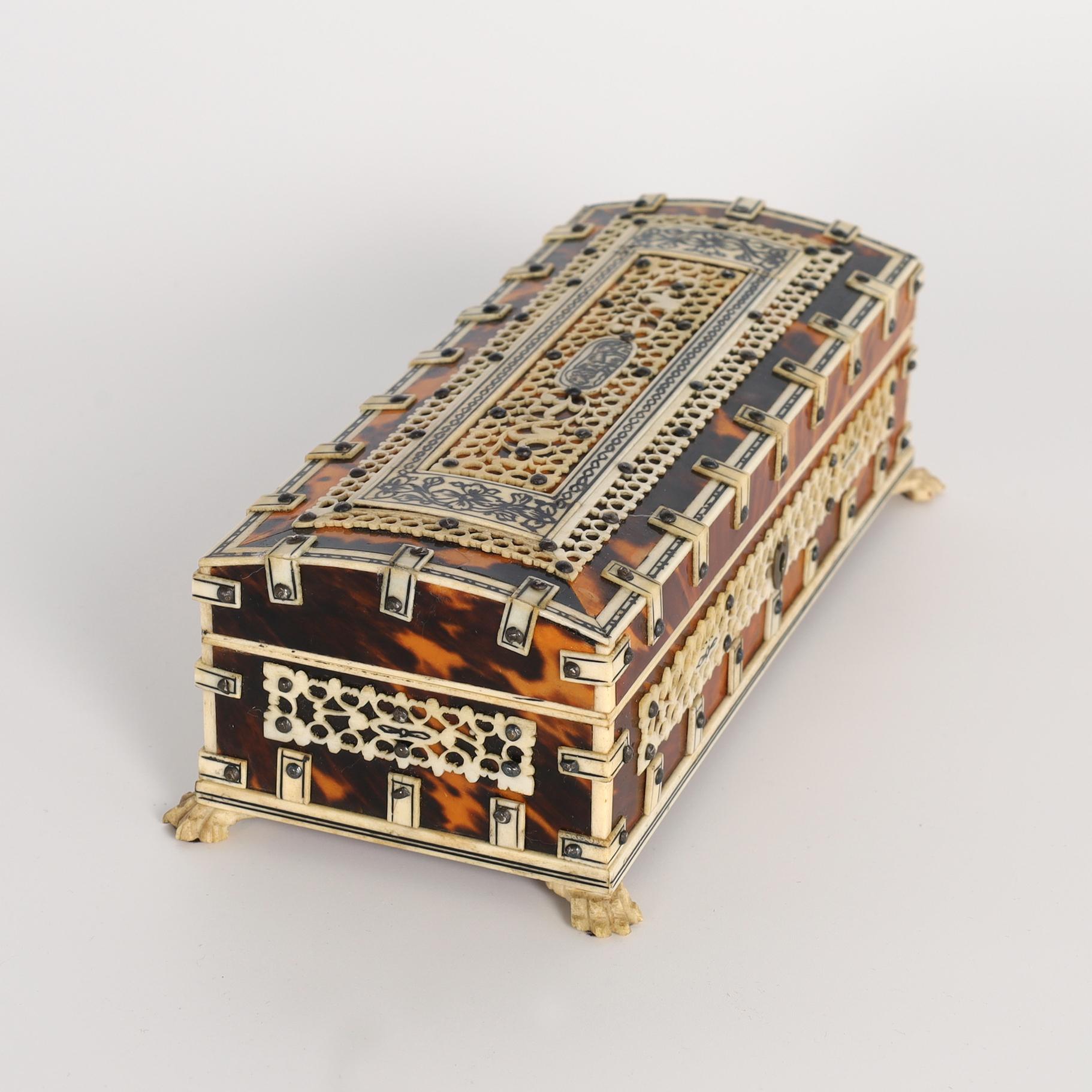 Pequeña caja antigua angloindia de hueso y tortuga siglo XX en venta