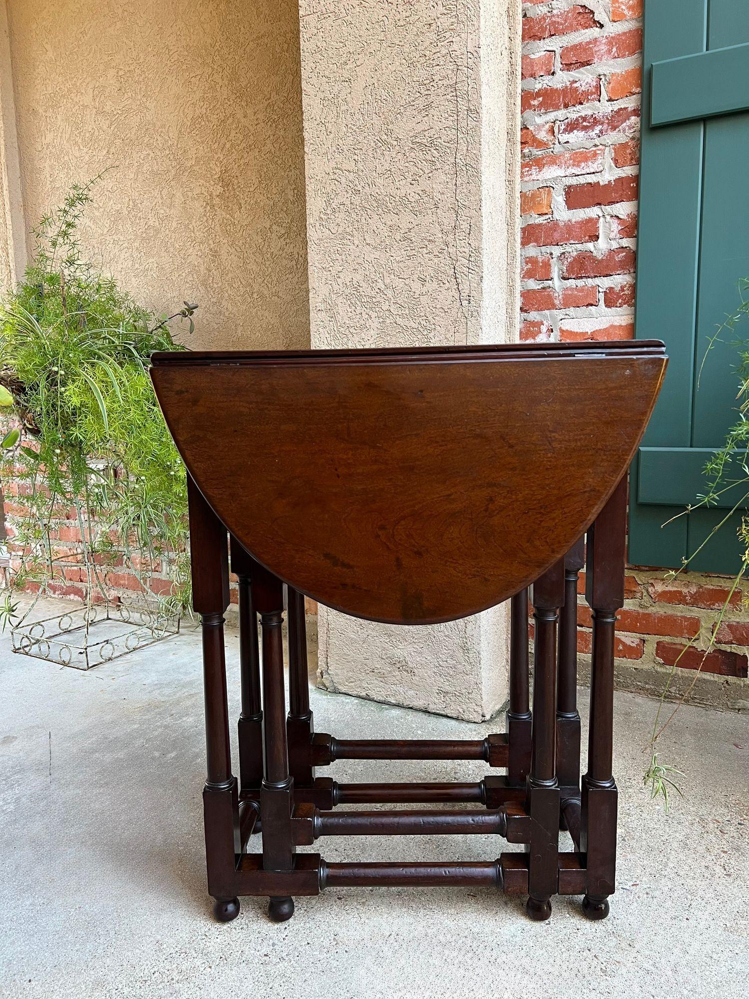 Petite Antique English Drop Leaf Side Sofa Table Mahogany Georgian Gateleg c1800.

Direttamente dall'Inghilterra, un raffinato tavolo inglese antico con ante a goccia, realizzato in mogano massiccio, circa 1800.
Questo affascinante pezzo del periodo