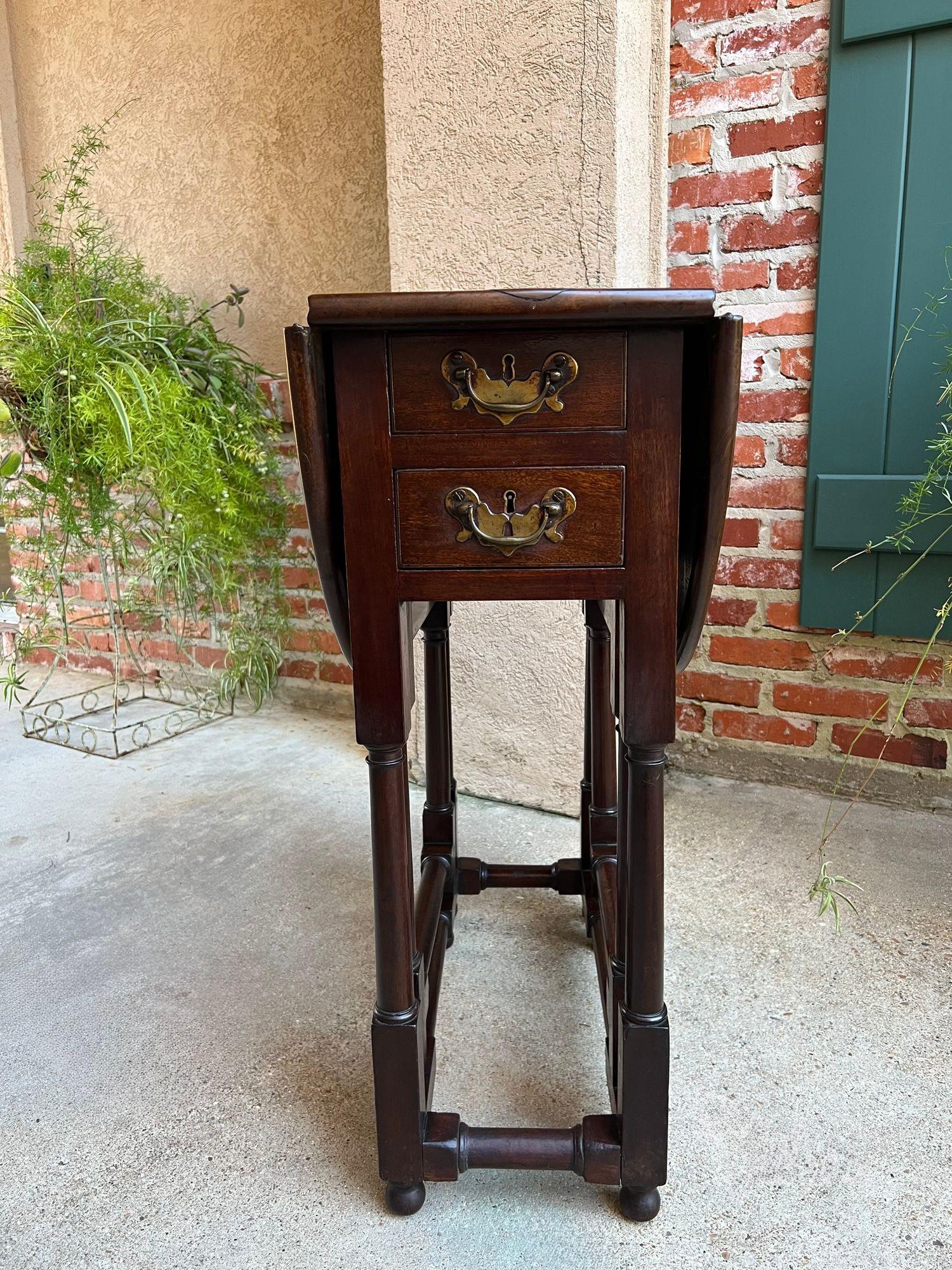 Petite Antique English Drop Leaf Side Sofa Table Mahogany Georgian Gateleg c1800 In condizioni buone in vendita a Shreveport, LA