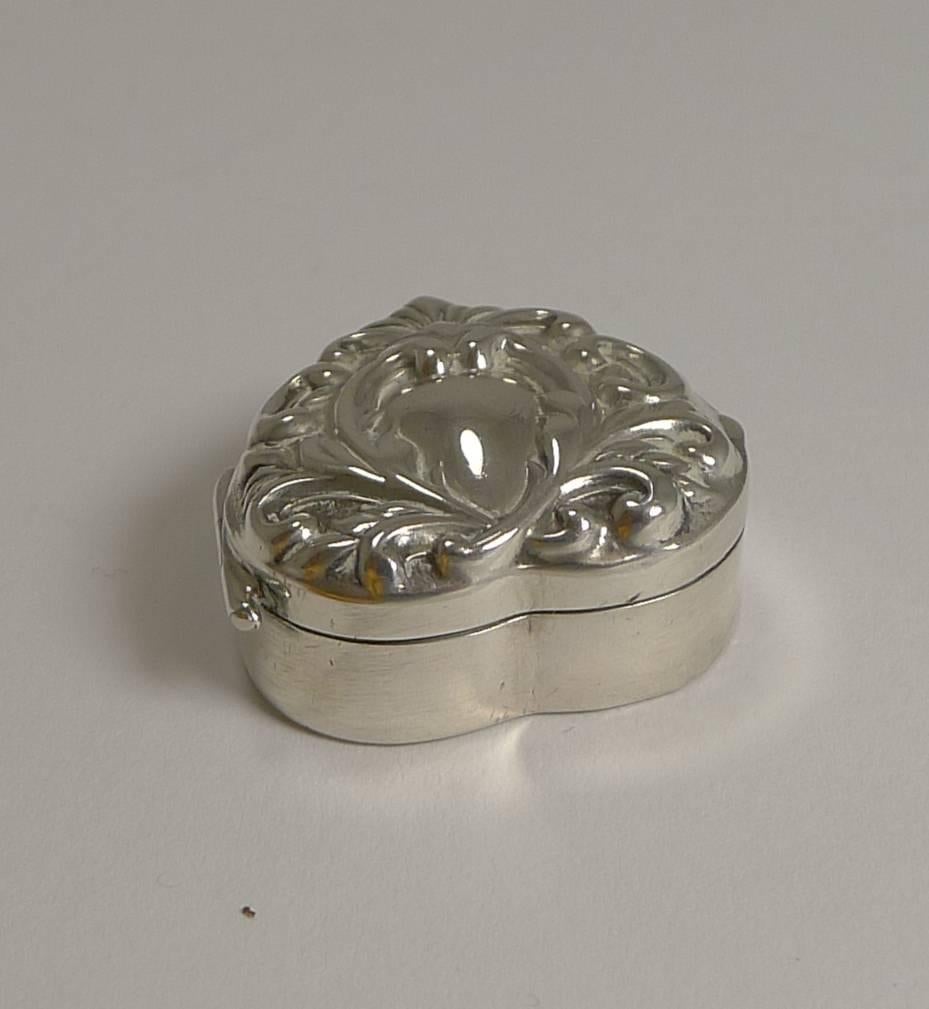 Petite Antique English Heart Shaped Pill Box, 1901 In Excellent Condition In Bath, GB