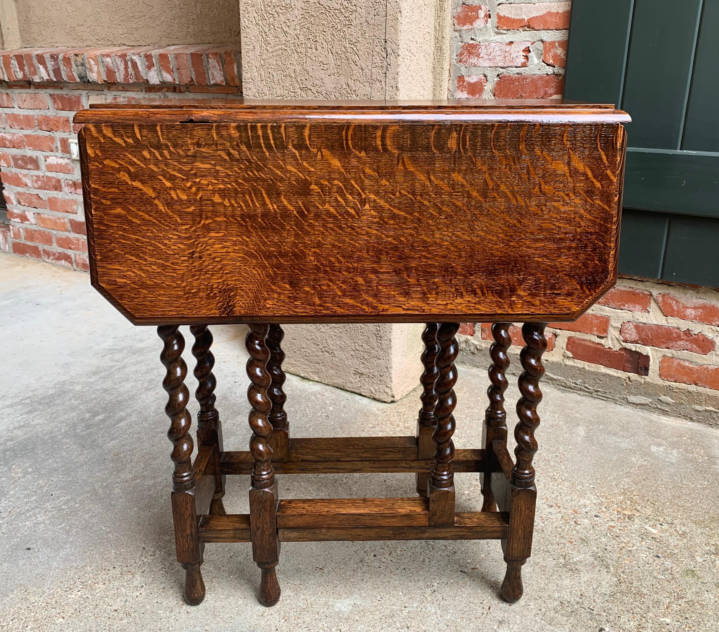 Petite antique English oak barley twist drop-leaf side sofa table, 20th century
 
~ Direct from England
~ A beautiful antique English oak gate leg, drop-leaf table with British barley twist legs on the table and gate legs
~ It is a very petite