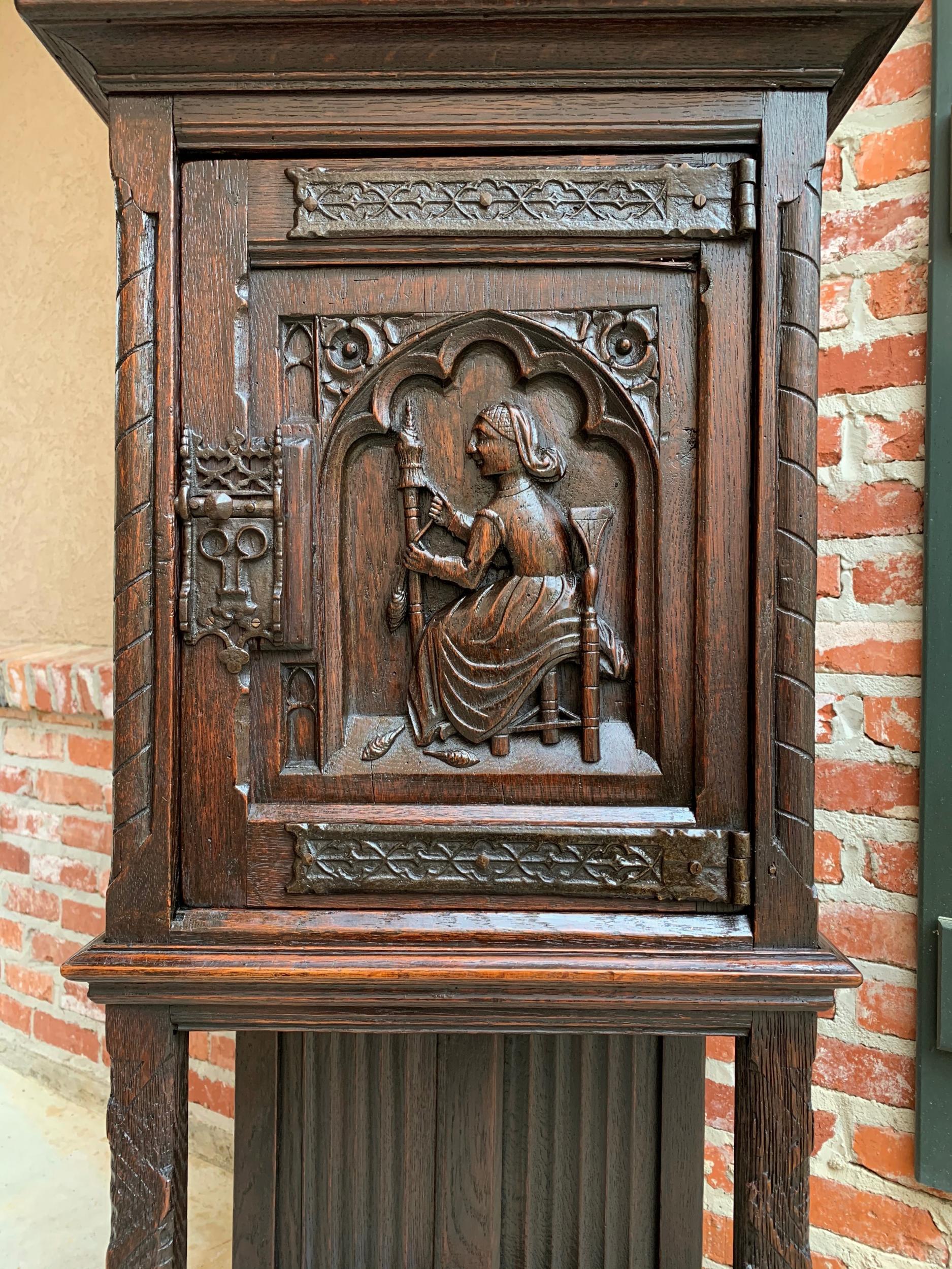 Petite Antique French Carved Oak Gothic Vestment Cabinet Display Bookcase 19th C In Good Condition For Sale In Shreveport, LA