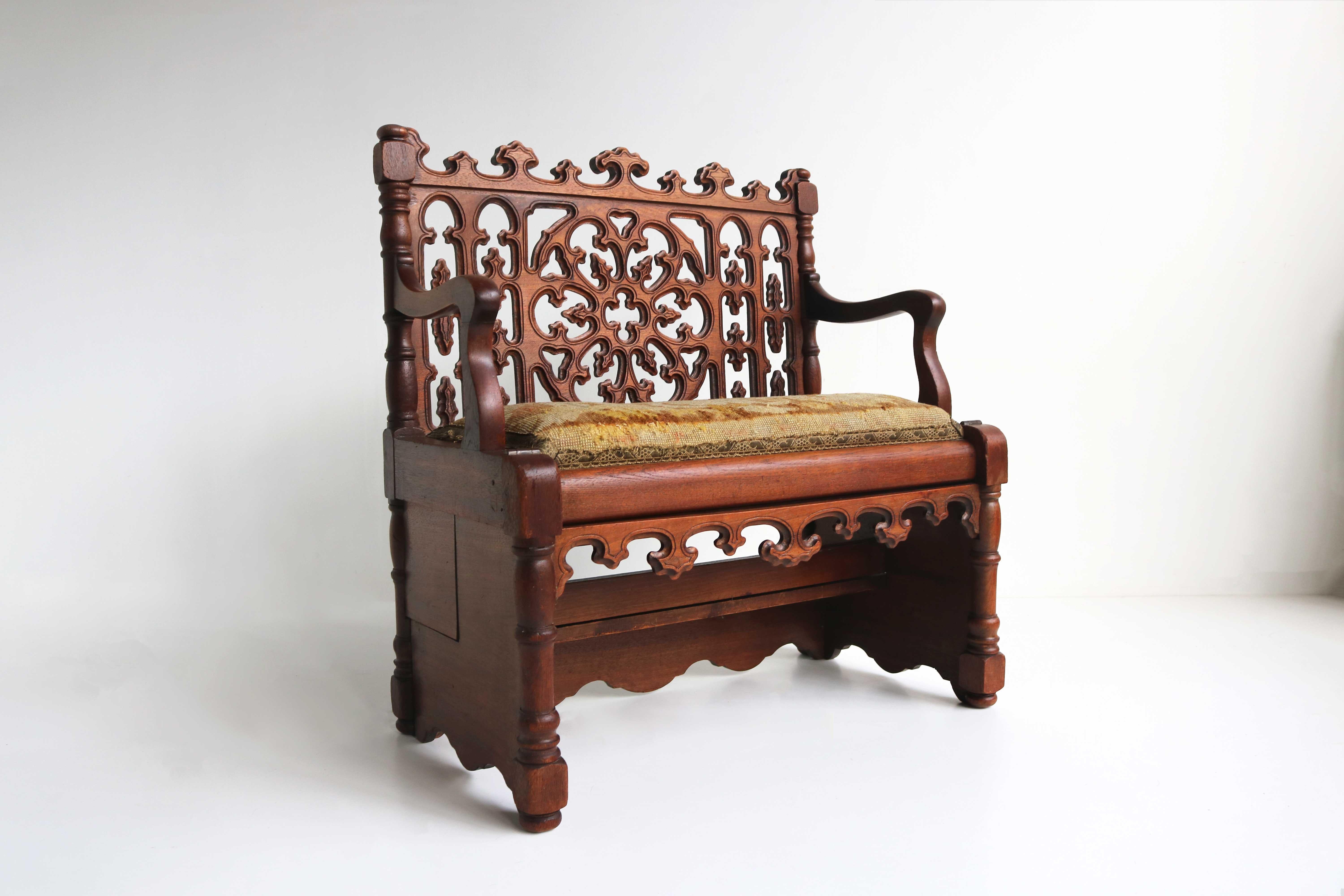 Petite Antique French Gothic Revival Wood Hall Bench Child Settle Library Steps In Good Condition For Sale In Ijzendijke, NL