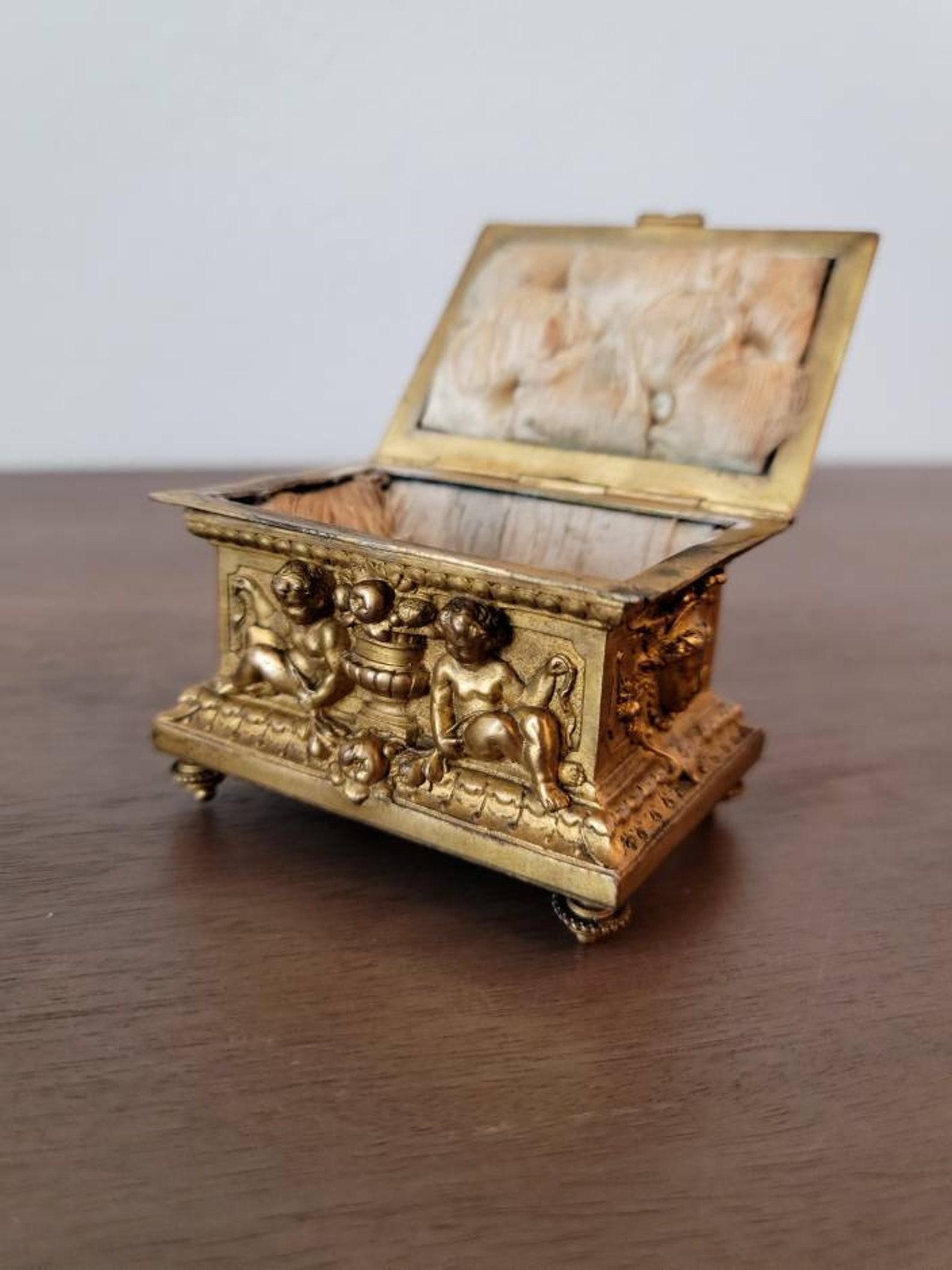 Néoclassique Petit coffret à bijoux néoclassique français ancien en bronze doré en vente