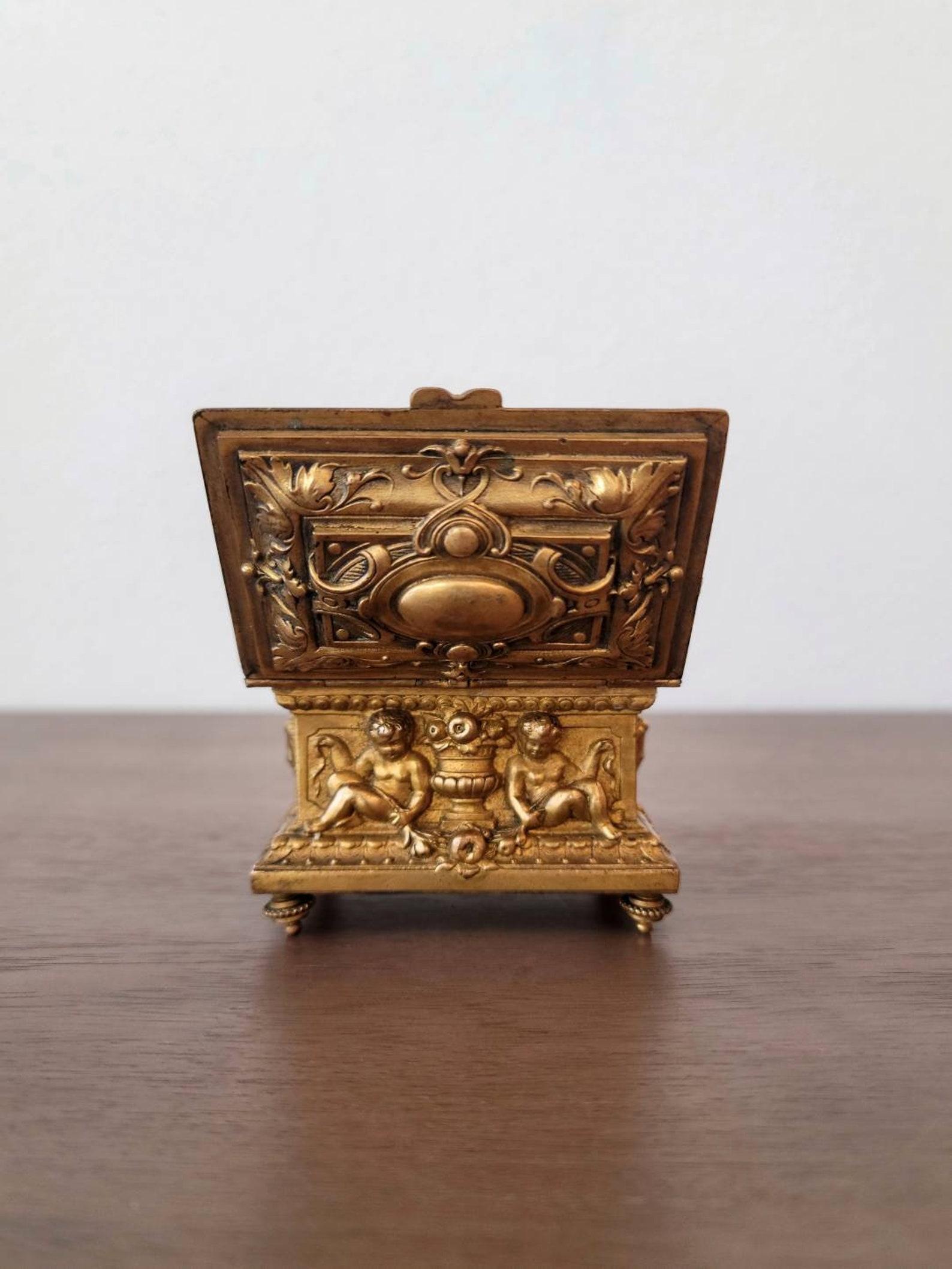 Petit coffret à bijoux néoclassique français ancien en bronze doré Bon état - En vente à Forney, TX