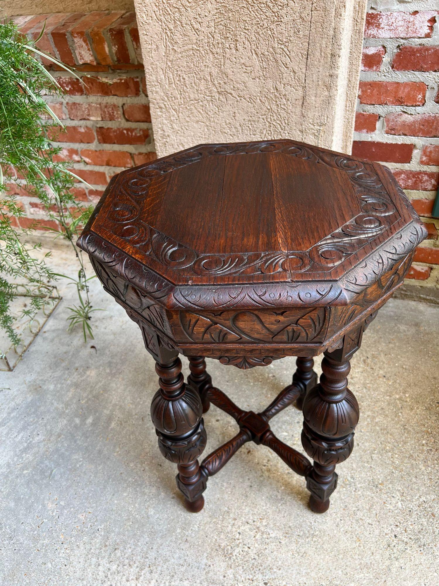 PETITE Antique French Octagon Center Side TABLE Renaissance Carved Oak c1890 in vendita 3