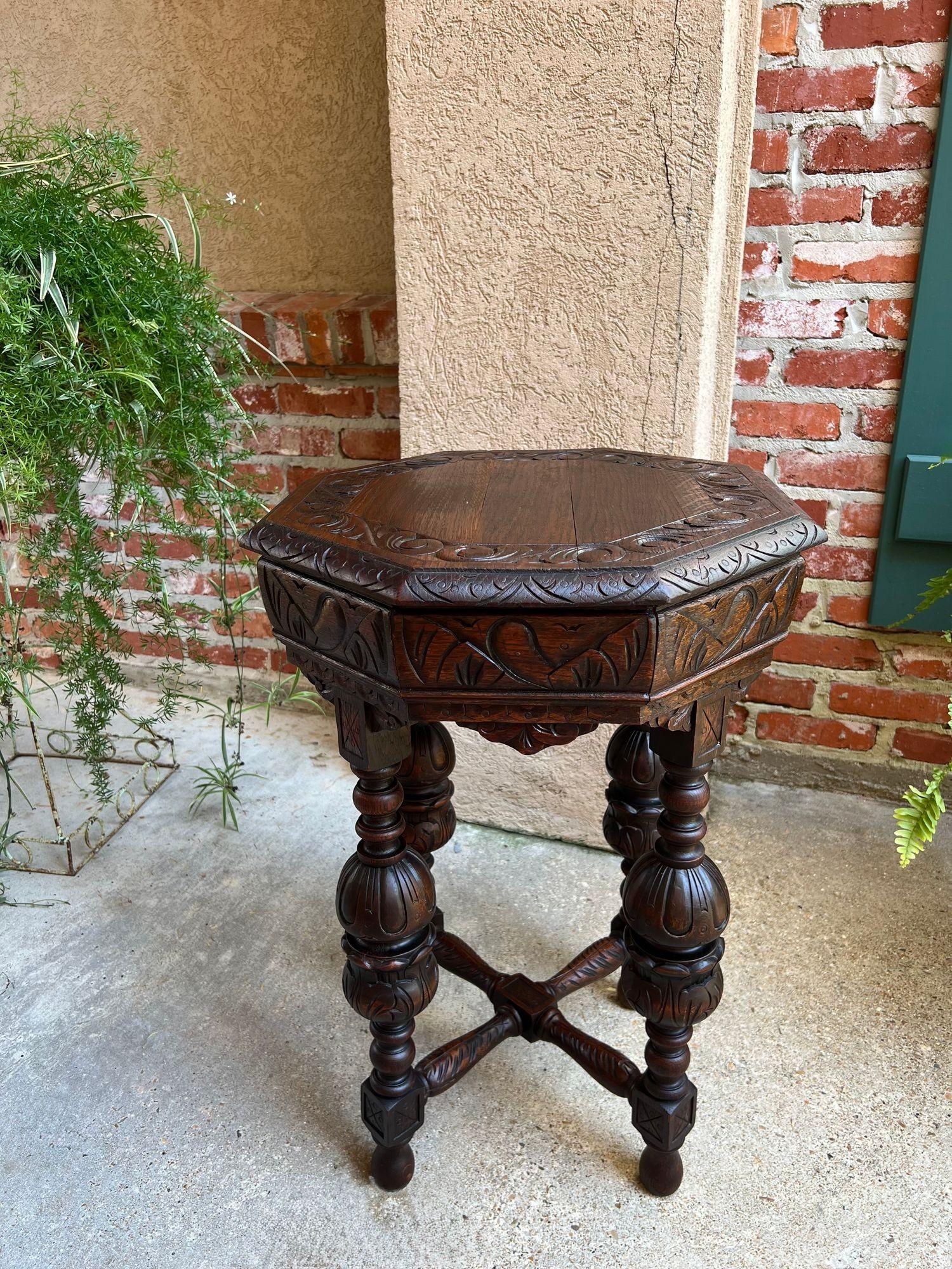 PETITE Antique French Octagon Center Side TABLE Renaissance Carved Oak c1890.

Direttamente dalla Francia, questo tavolo ottagonale SUPER PETITE, ornato come la versione a grandezza naturale, ha una silhouette e un design impressionanti. (NOTA: