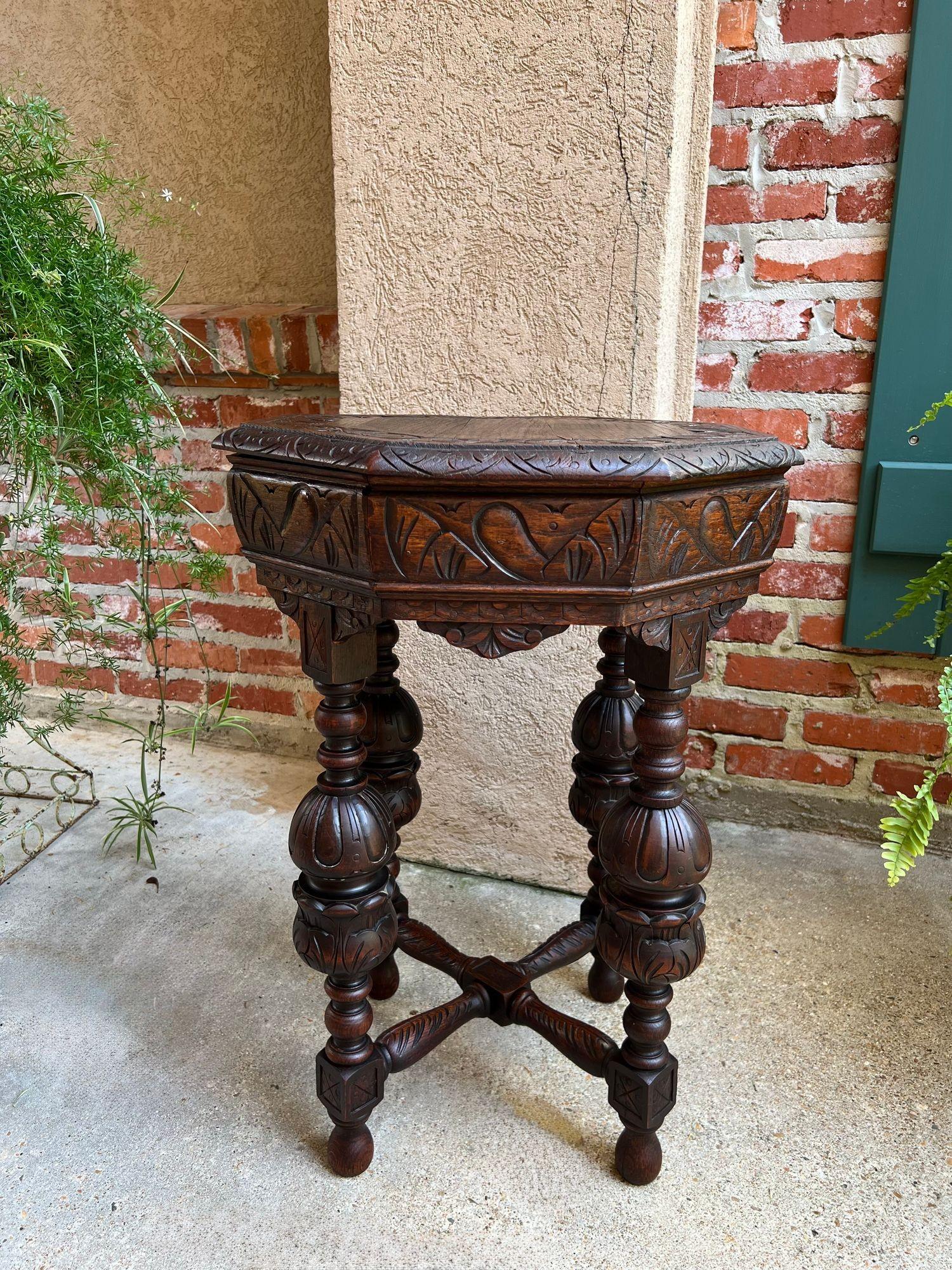 Stile provenzale PETITE Antique French Octagon Center Side TABLE Renaissance Carved Oak c1890 in vendita
