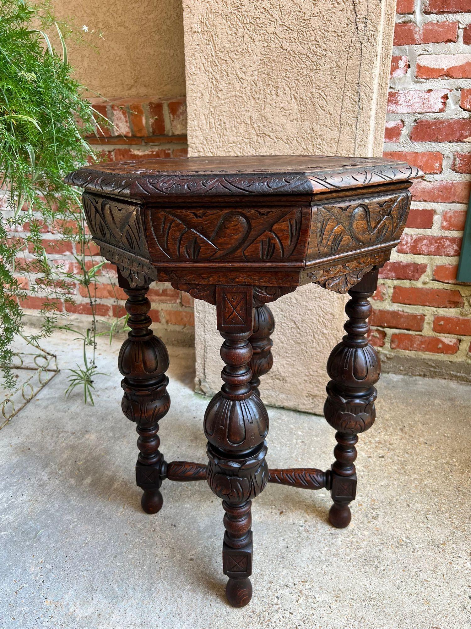 Intagliato a mano PETITE Antique French Octagon Center Side TABLE Renaissance Carved Oak c1890 in vendita