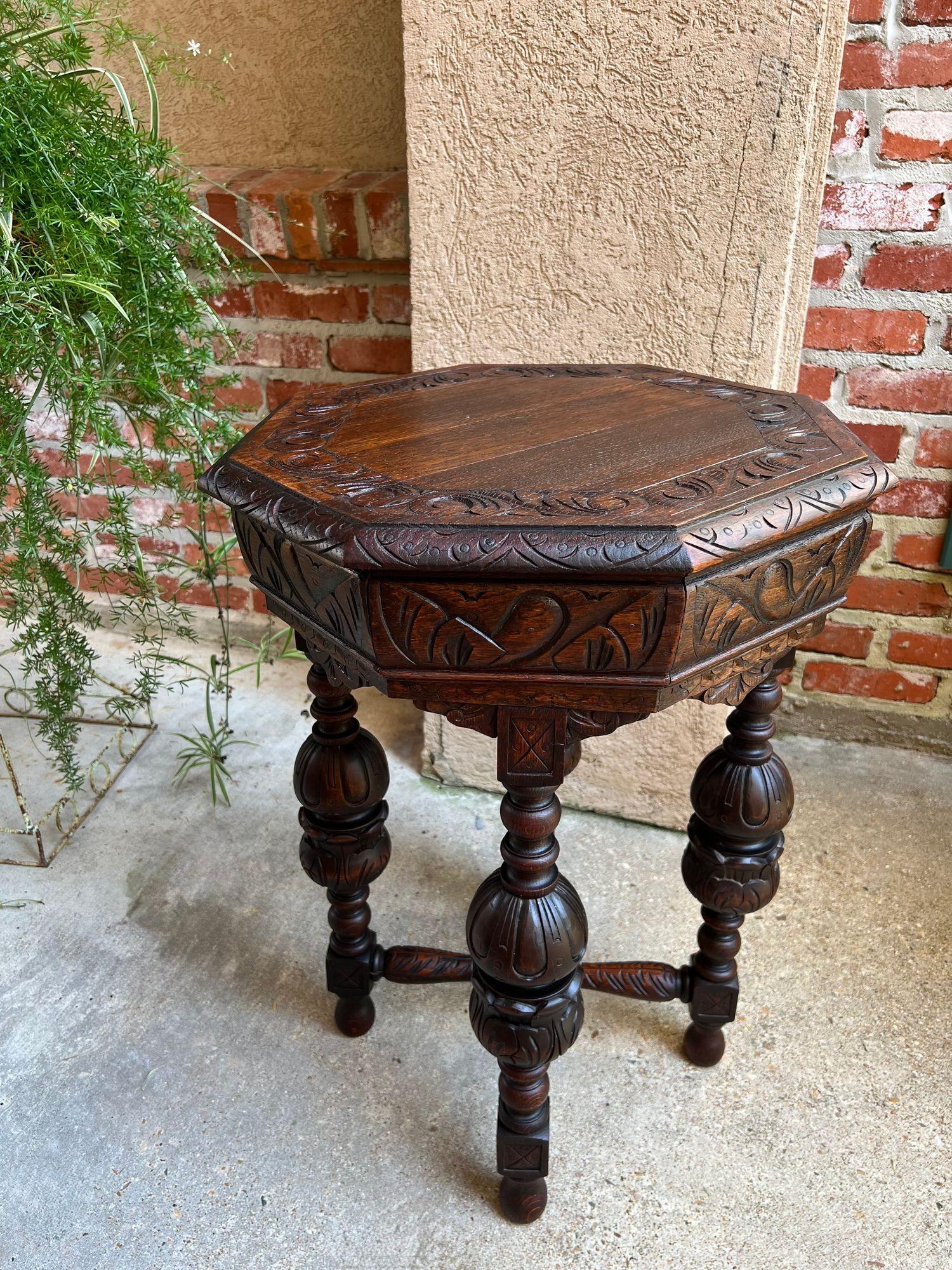 PETITE Antique French Octagon Center Side TABLE Renaissance Carved Oak c1890 In condizioni buone in vendita a Shreveport, LA