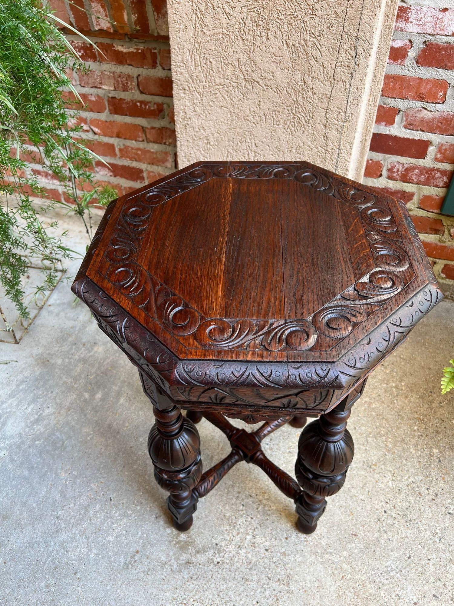 PETITE Antique French Octagon Center Side TABLE Renaissance Carved Oak c1890 in vendita 1