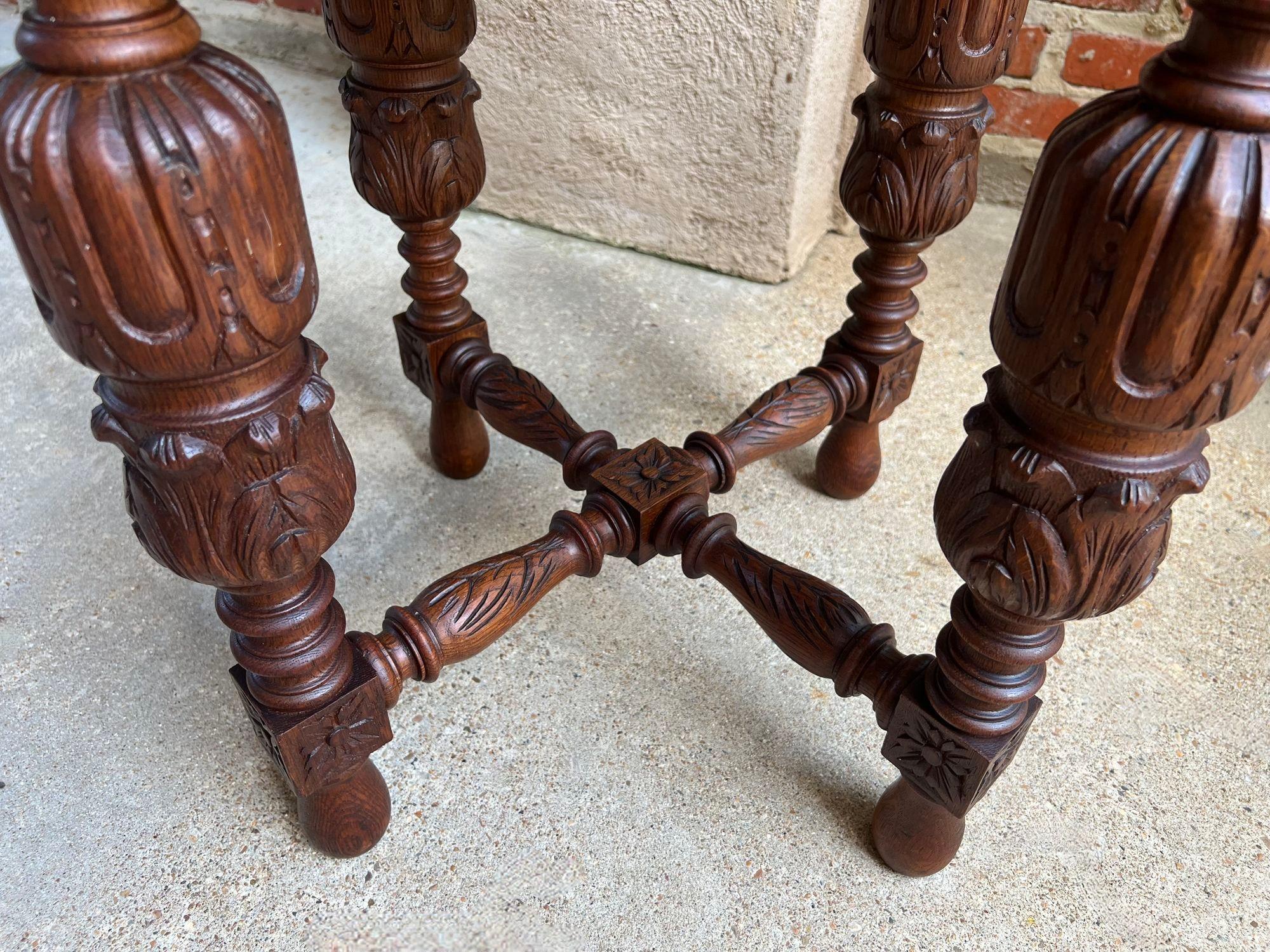 Petite table d'appoint octogonale française ancienne Renaissance en chêne sculpté en vente 4