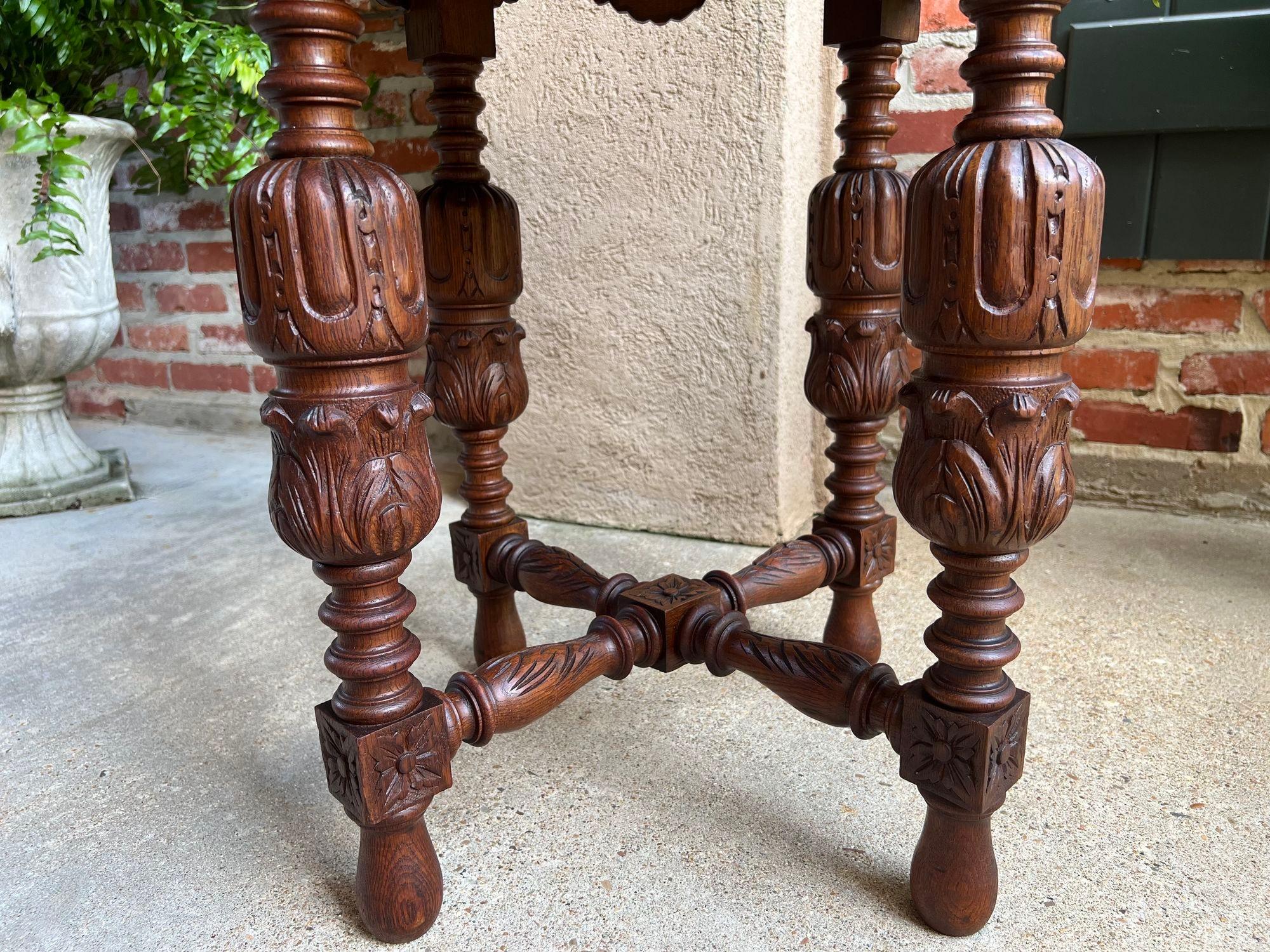 Petite table d'appoint octogonale française ancienne Renaissance en chêne sculpté en vente 5