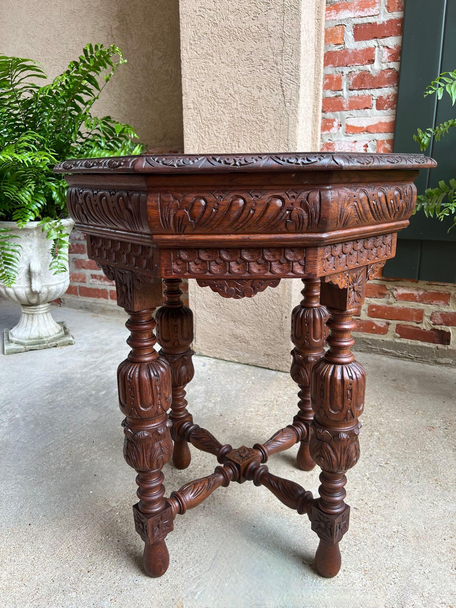 Petite table d'appoint octogonale française ancienne Renaissance en chêne sculpté en vente 6