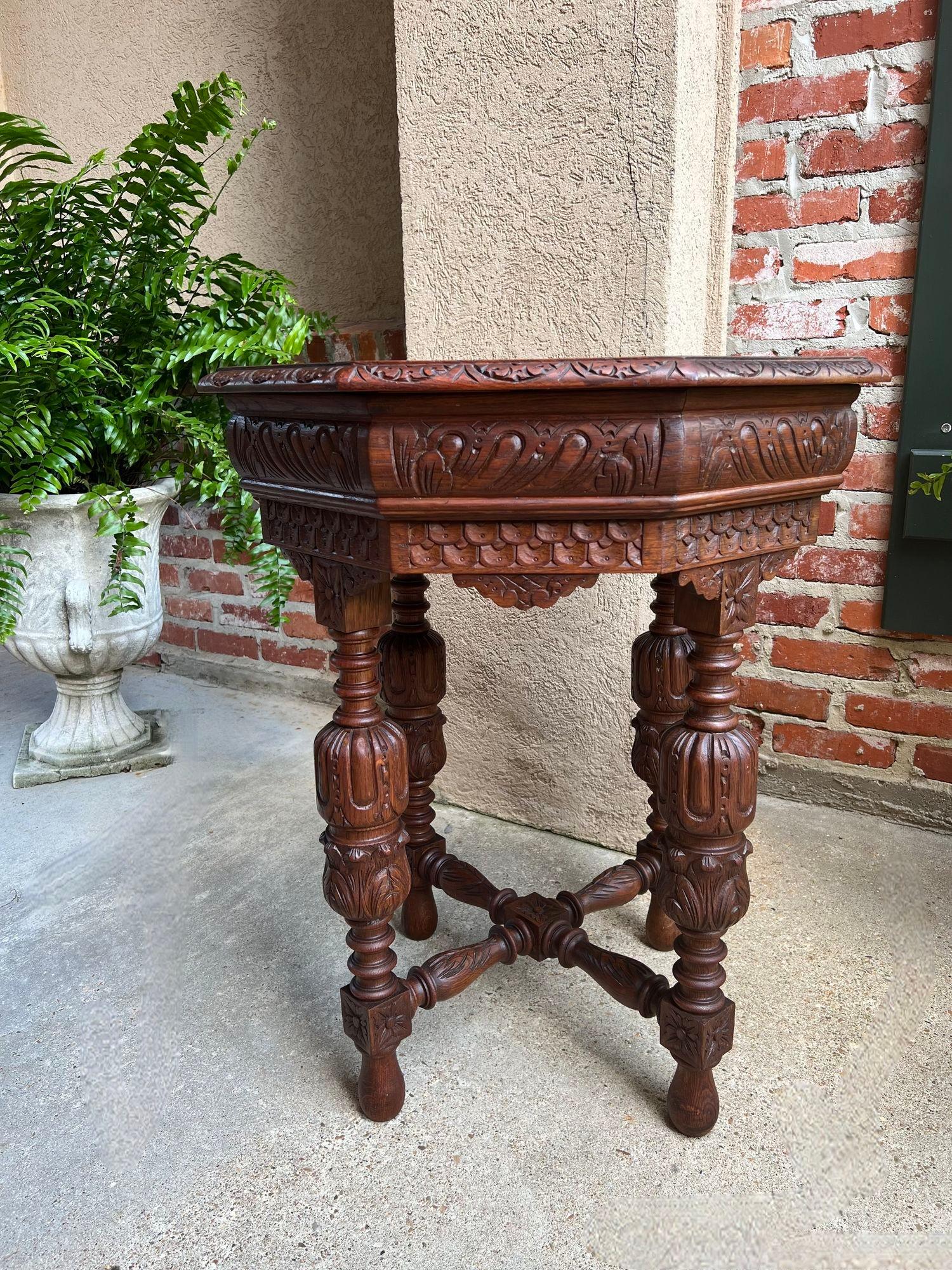 Petite table d'appoint octogonale française ancienne Renaissance en chêne sculpté en vente 7