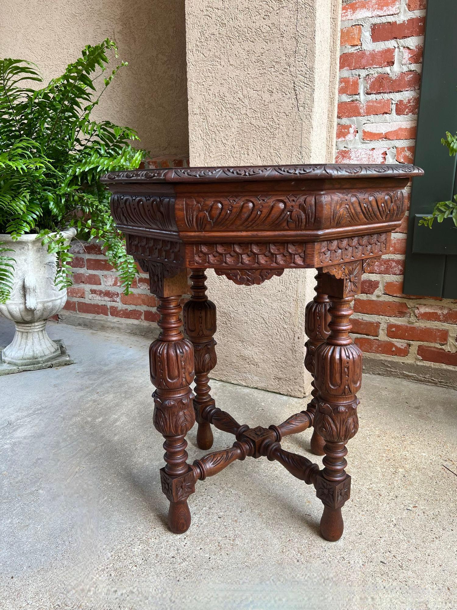 Petite table d'appoint octogonale française ancienne Renaissance en chêne sculpté en vente 8