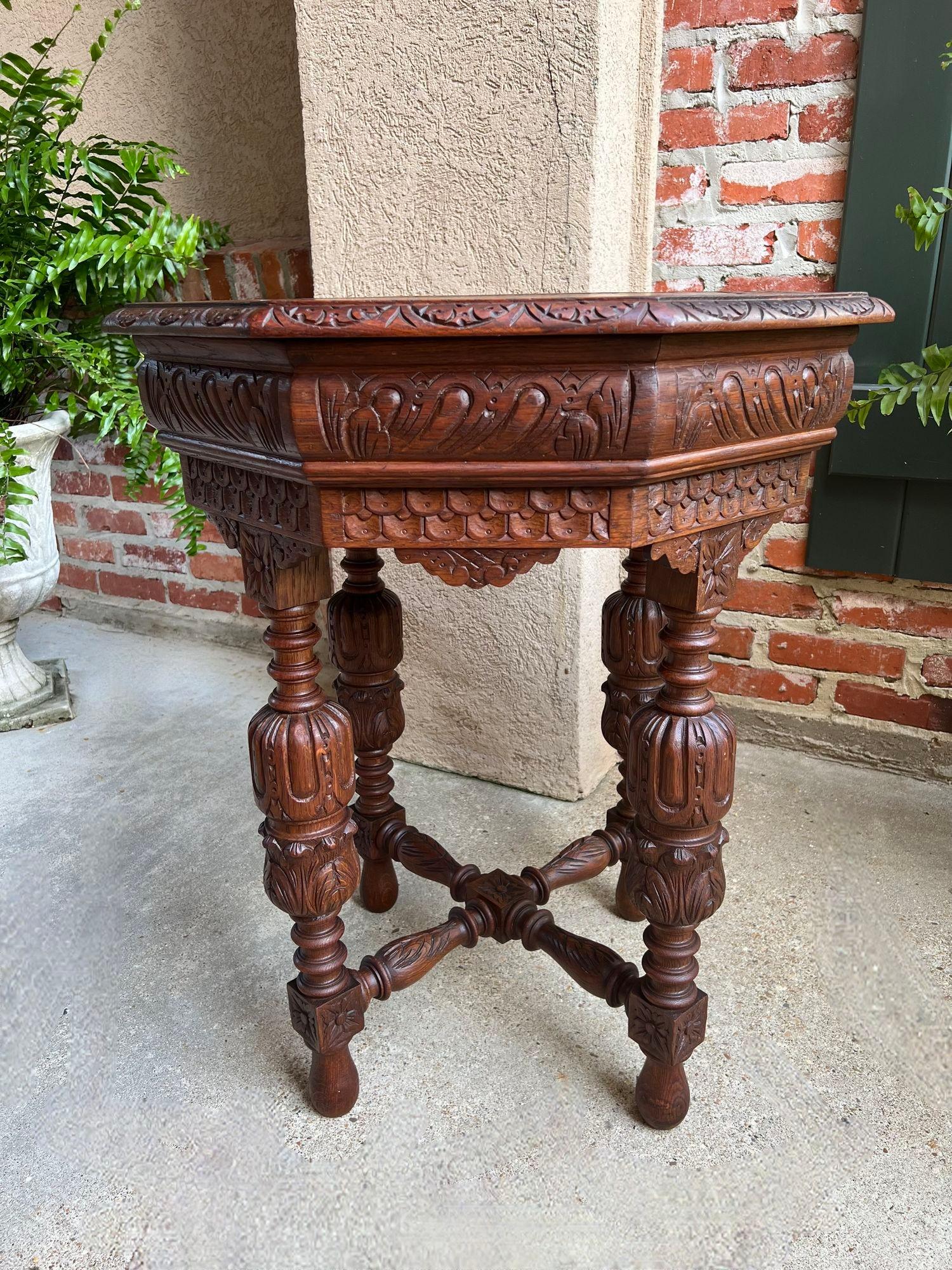 Petite table d'appoint octogonale française ancienne Renaissance en chêne sculpté en vente 9